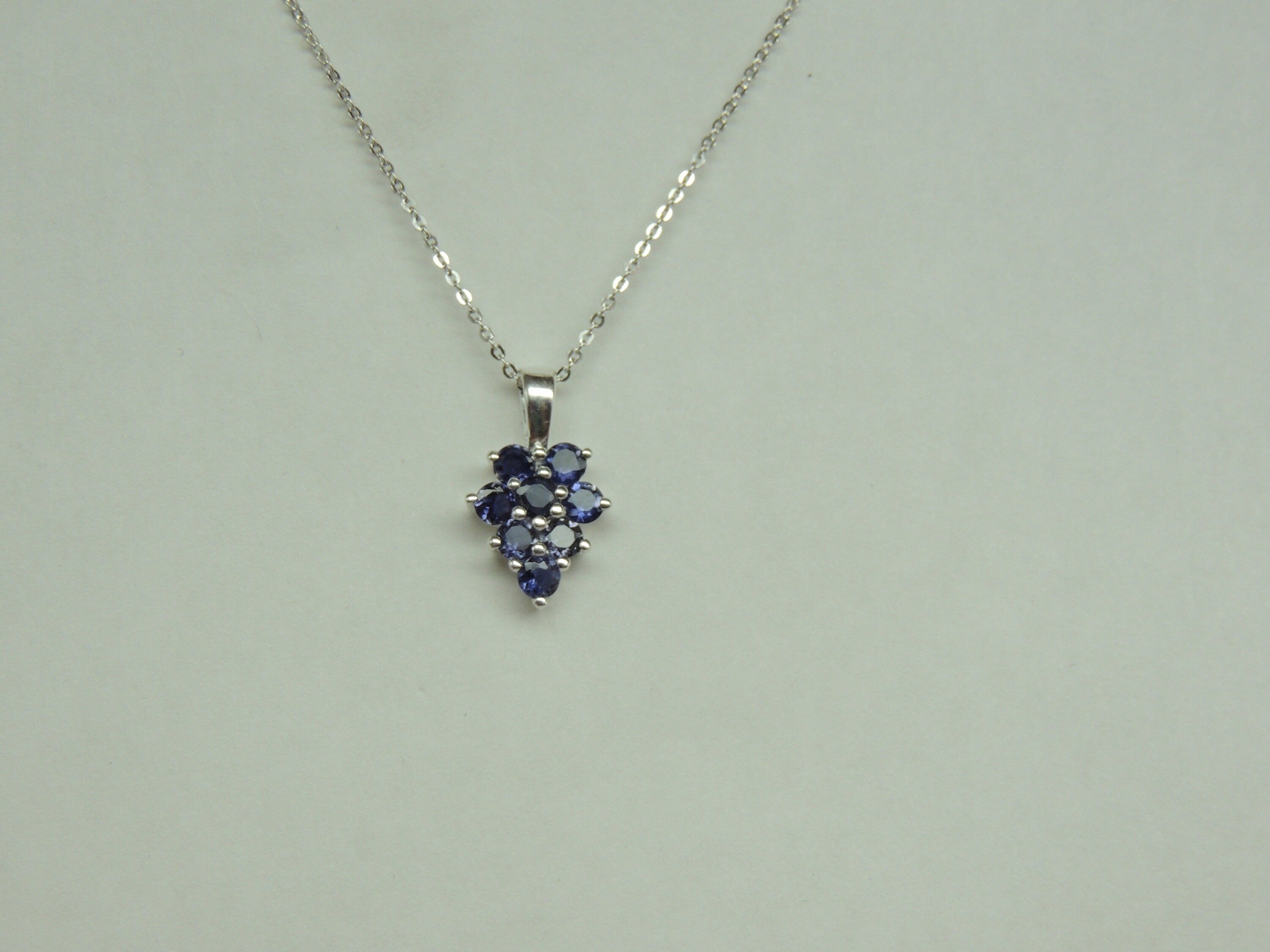 Edler 0,8 Carat Iolith Anhanger 925 Silber Collier Kette Wassersaphir Luchssaphir