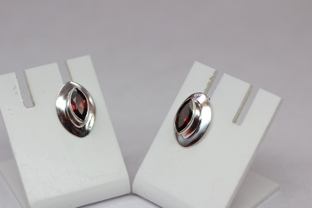 Edler 1,6 Carat Granat Ohrstecker 925 Silber blutroter Edelstein Top Edel