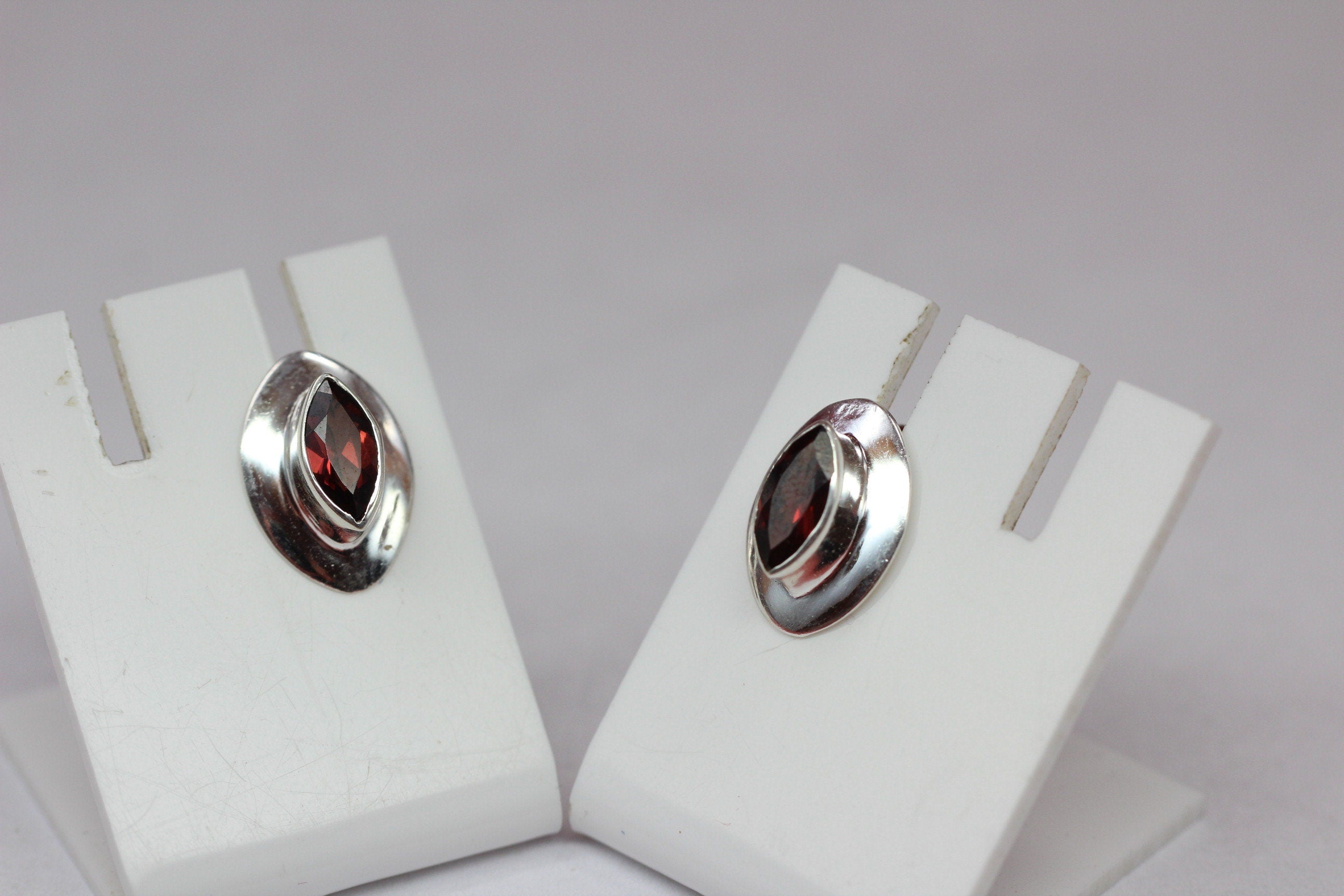 Edler 1,6 Carat Granat Ohrstecker 925 Silber blutroter Edelstein Top Edel
