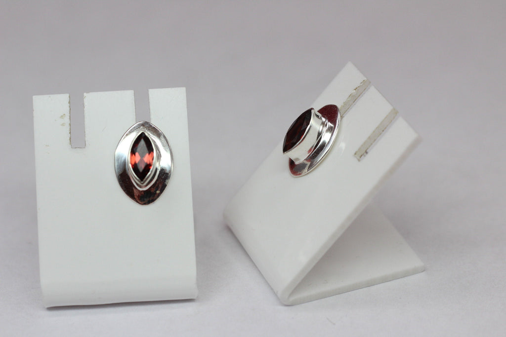 Edler 1,6 Carat Granat Ohrstecker 925 Silber blutroter Edelstein Top Edel