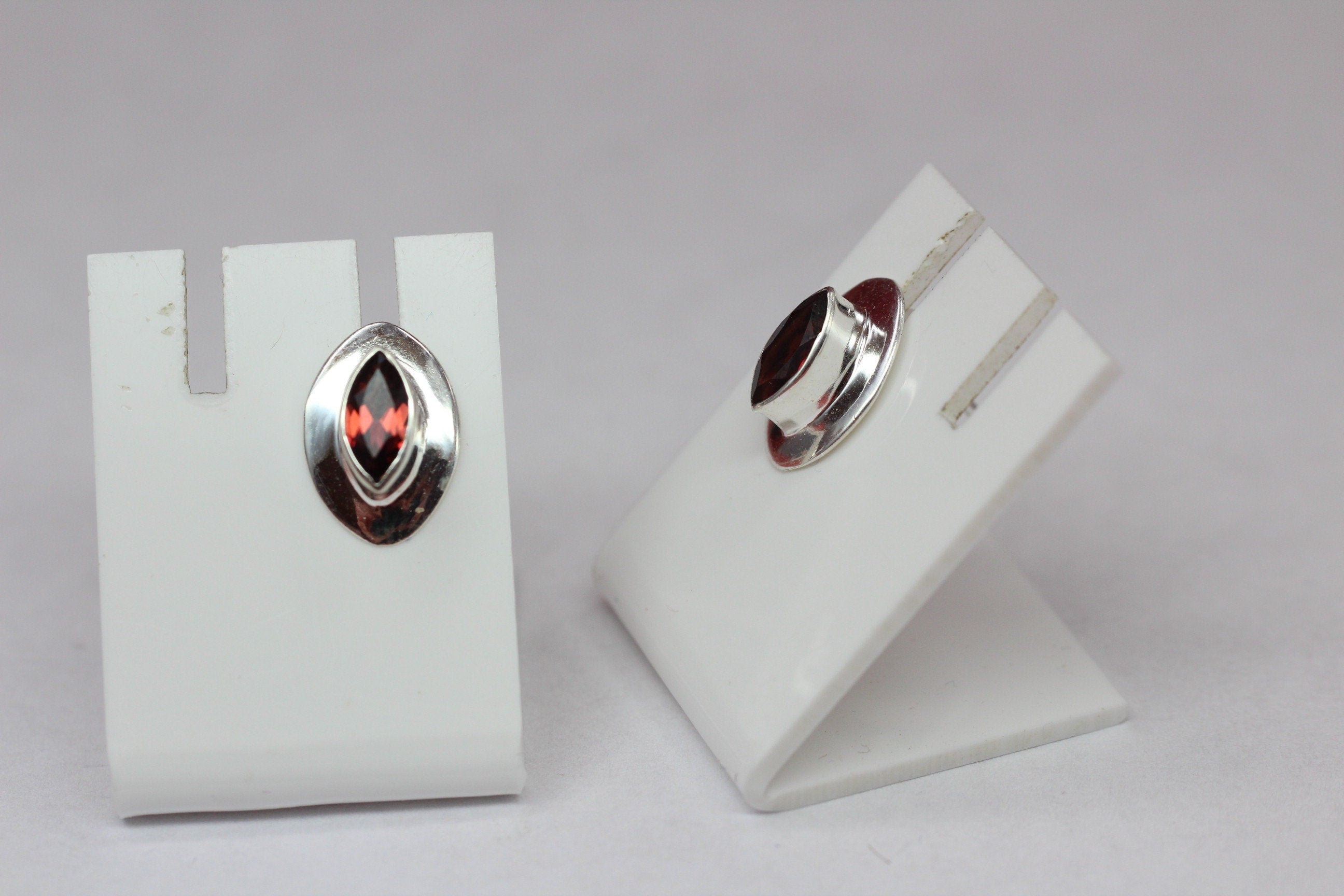 Edler 1,6 Carat Granat Ohrstecker 925 Silber blutroter Edelstein Top Edel