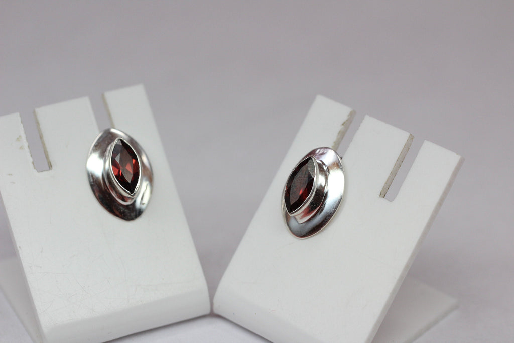 Edler 1,6 Carat Granat Ohrstecker 925 Silber blutroter Edelstein Top Edel