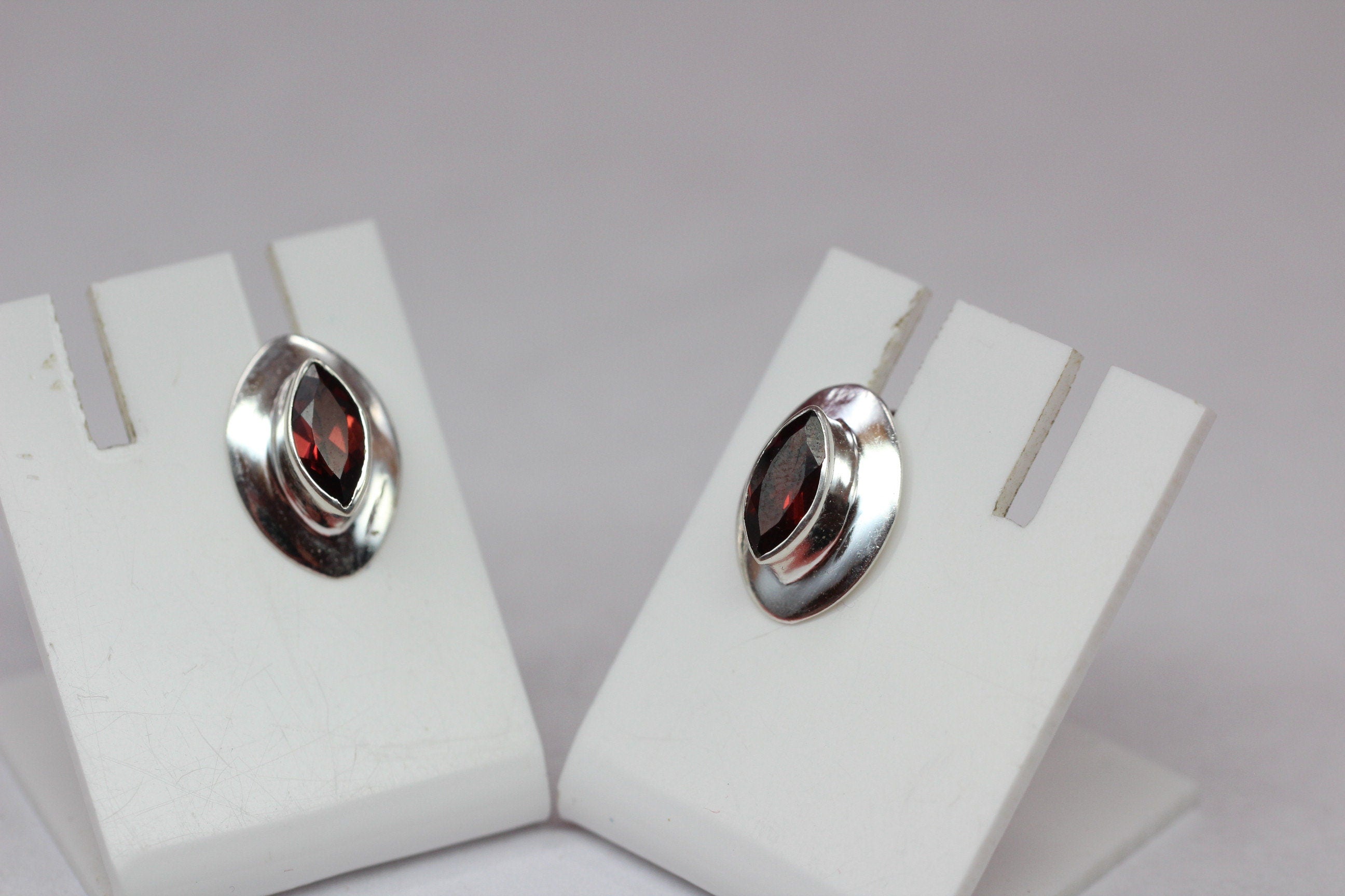 Edler 1,6 Carat Granat Ohrstecker 925 Silber blutroter Edelstein Top Edel
