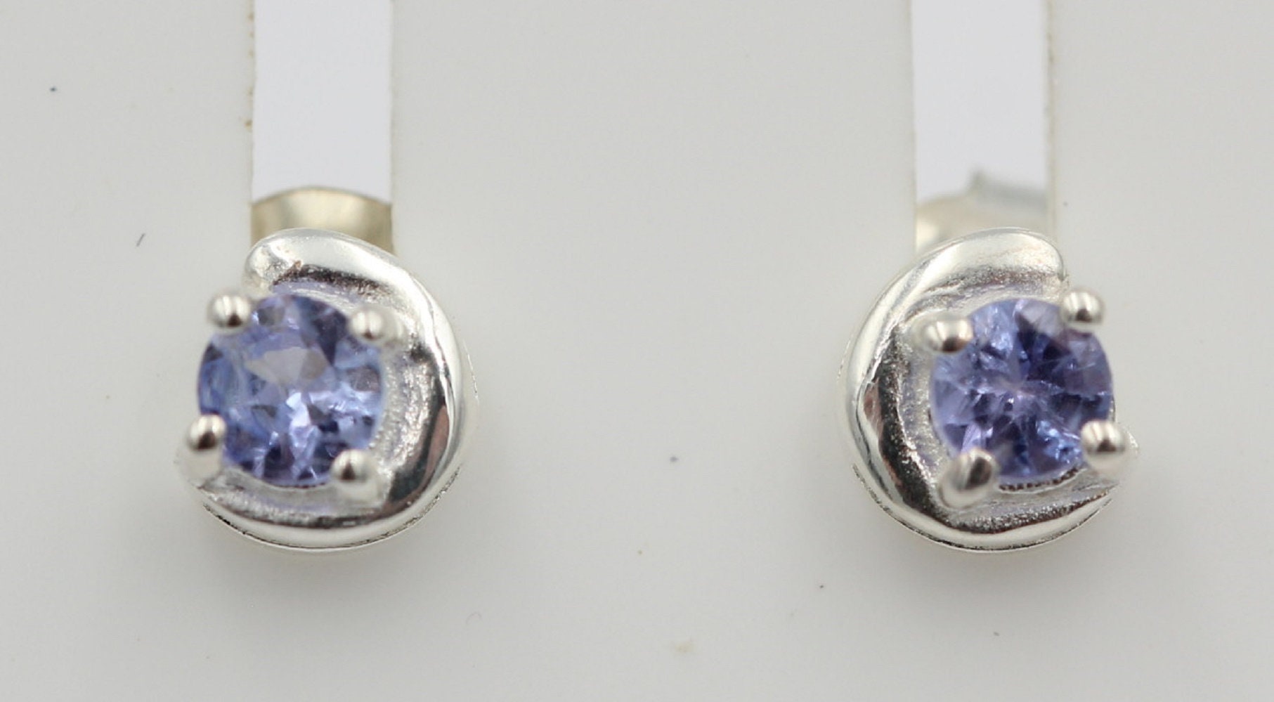 Edle 0,2 Carat fliederfarbene Tansanit Ohrstecker Afrika .5 mm 925 Sterling