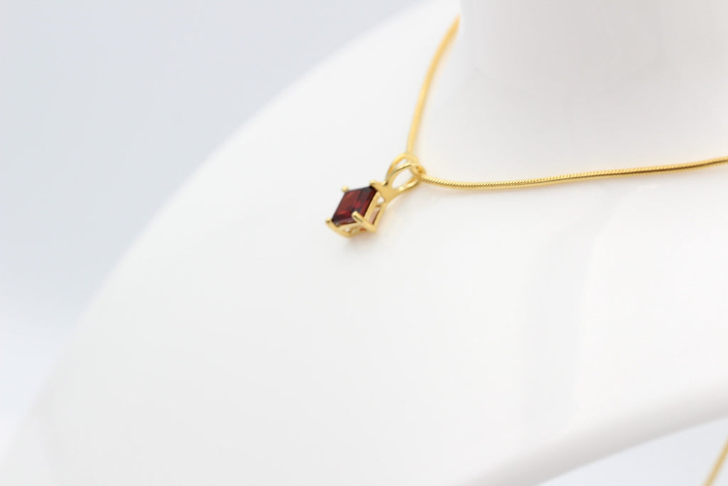 1,04 Carat blutroter Granatt Anhänger 925 Silber Collier Kette vergoldet Top