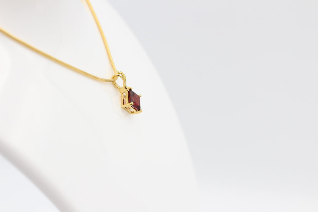 1,04 Carat blutroter Granatt Anhänger 925 Silber Collier Kette vergoldet Top