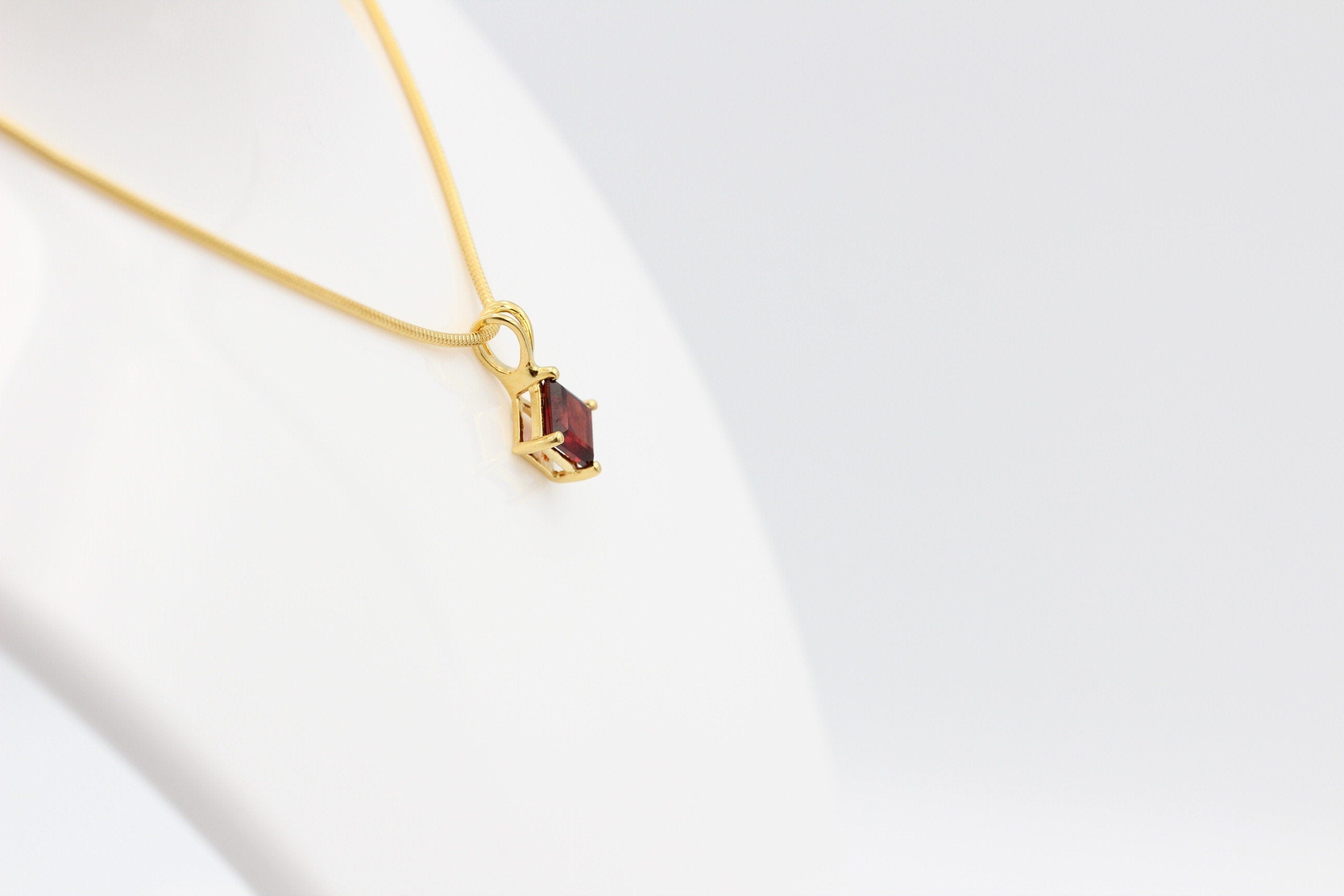 1,04 Carat blutroter Granatt Anhänger 925 Silber Collier Kette vergoldet Top