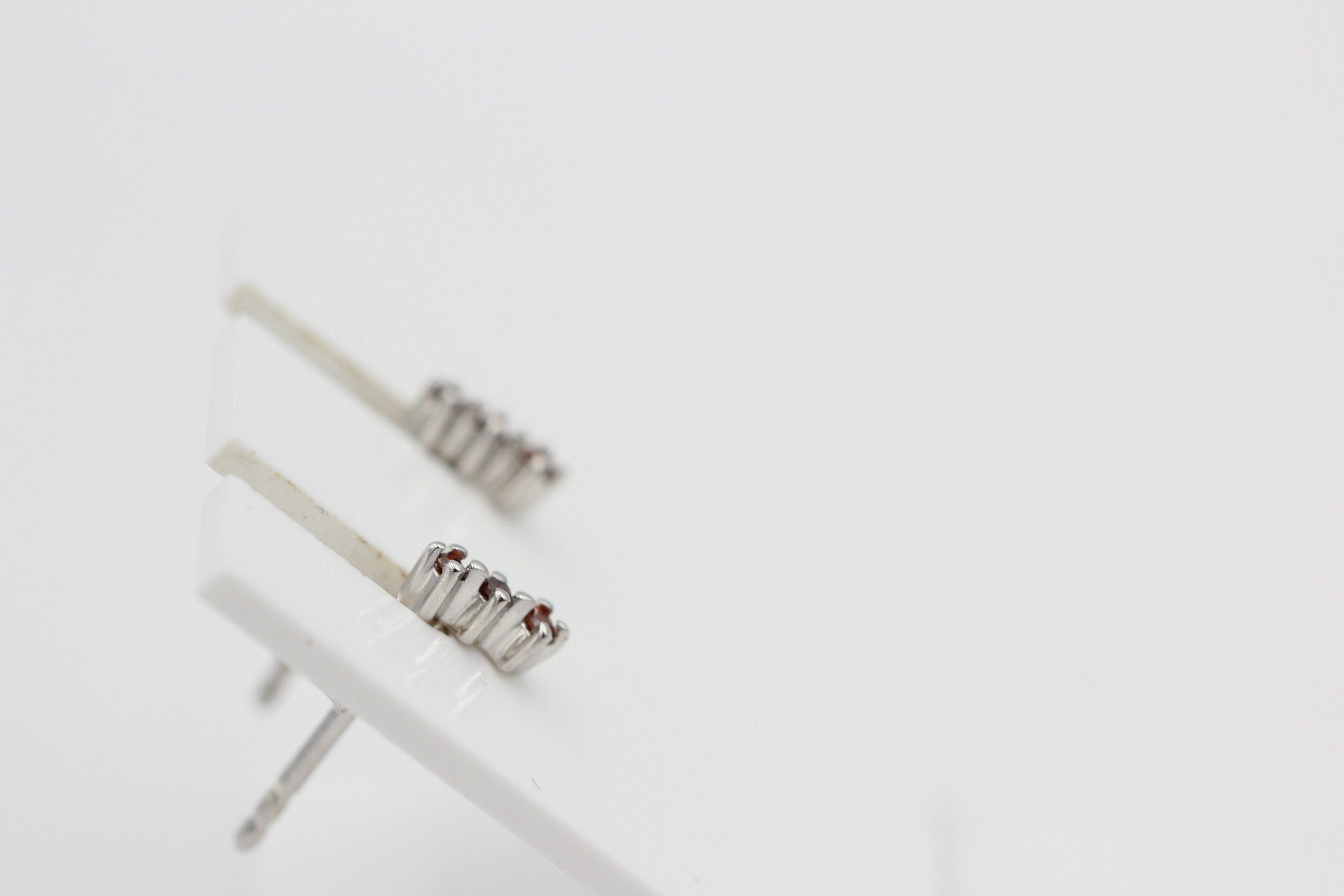 Edle 0,05 Carat rote Diamant Ohrstecker 925 Silber Diamantohrstecker I2 - I3
