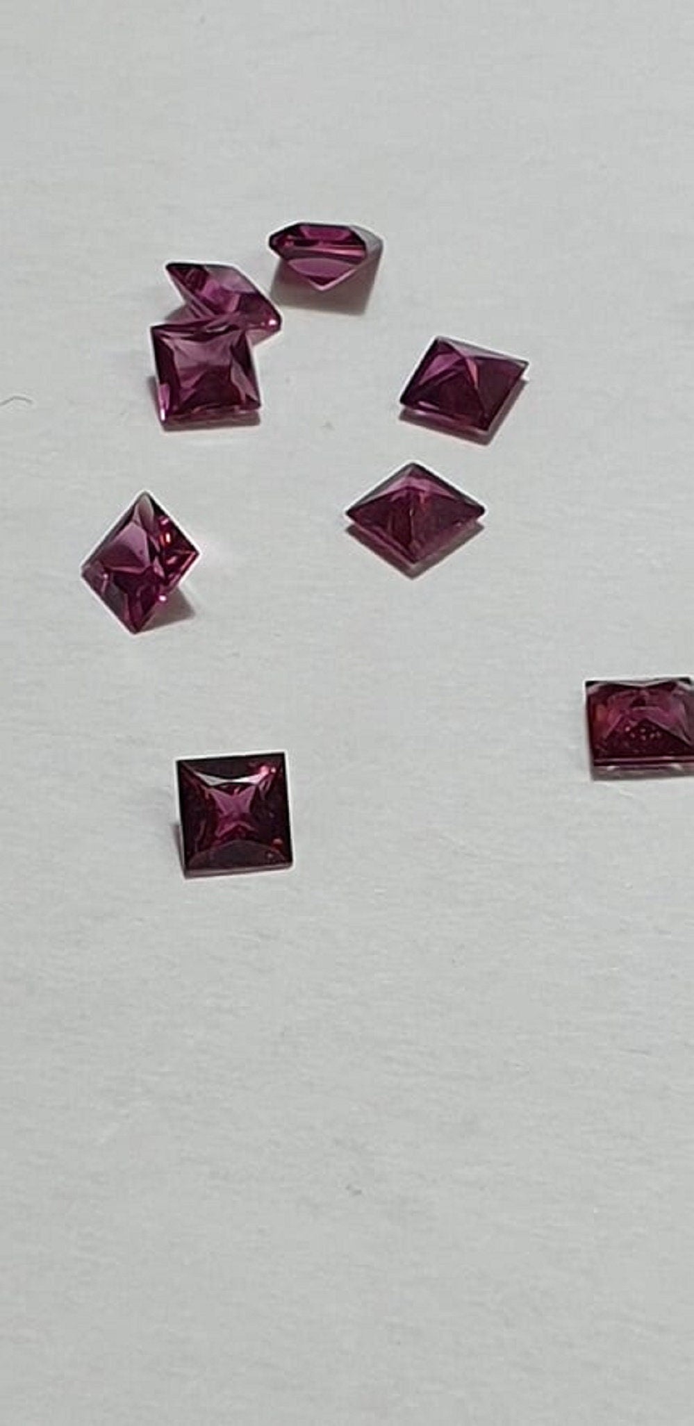 0,39 Carat echter Rhodolith Edelstein in Squareschliff 4 x 4 mm in AAA Qualitat