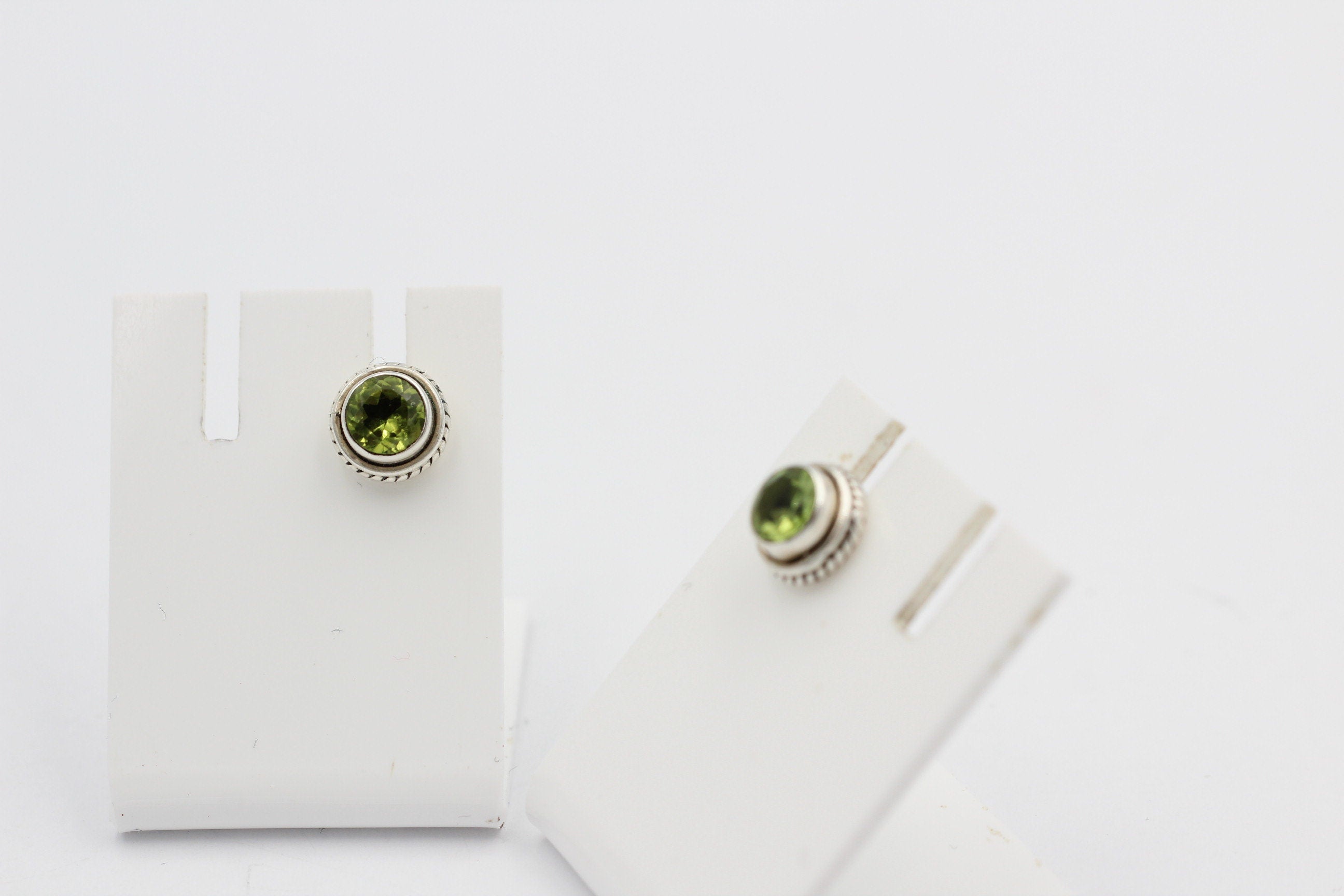 Edler 1,5  Carat Peridot Ohrstecker 925 Silber Olivin Ohrschmuck Edelstein
