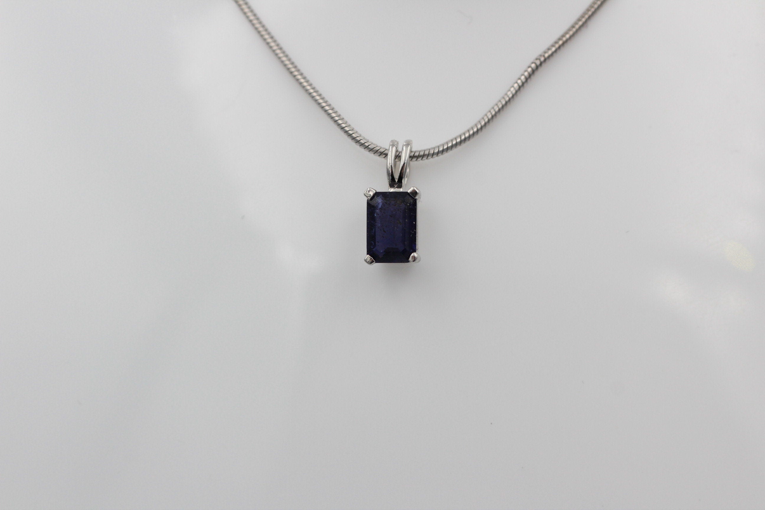 Edler 1,0 Carat Iolith Anhänger 925 Silber Baguett Wassersaphir