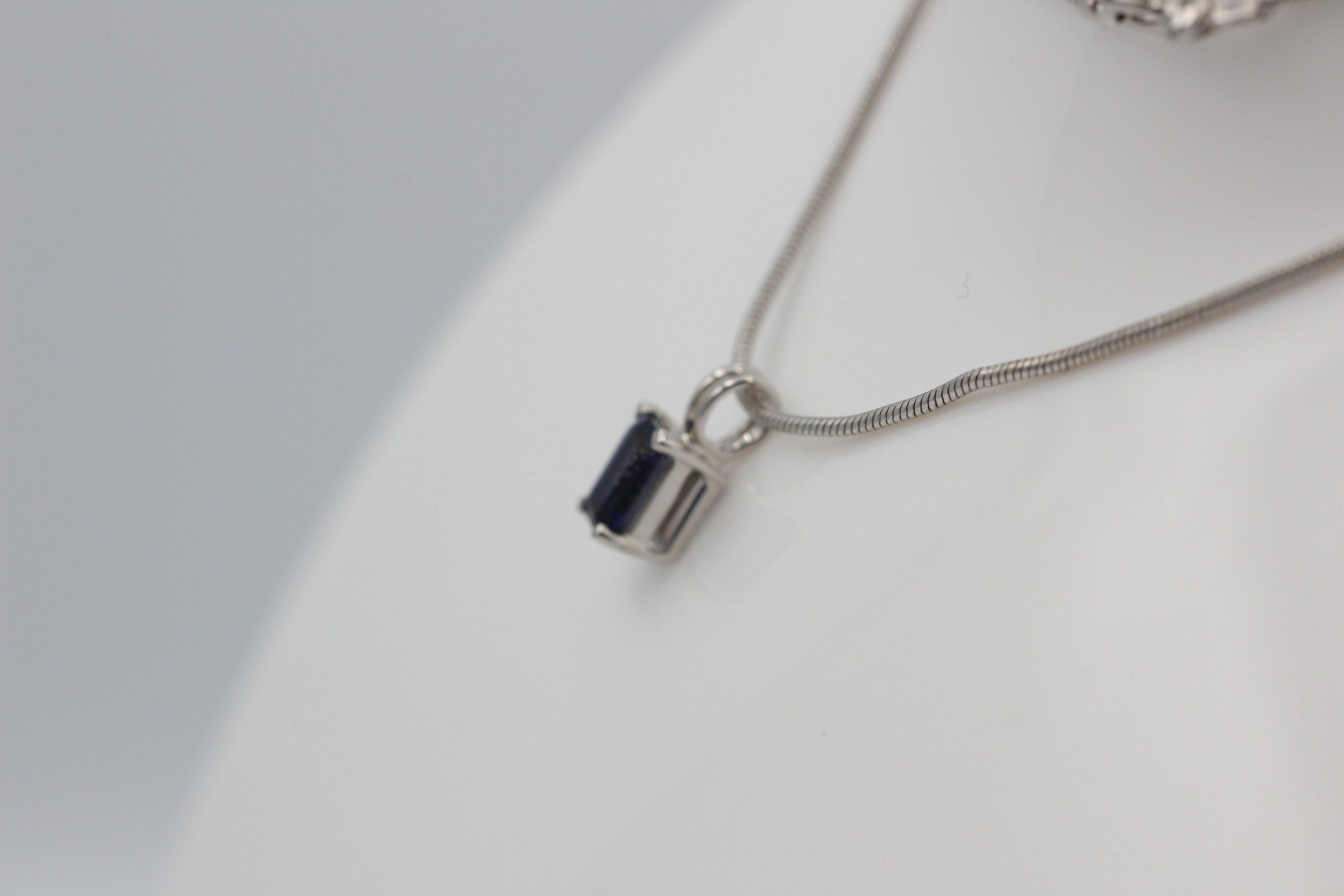 Edler 1,0 Carat Iolith Anhänger 925 Silber Baguett Wassersaphir