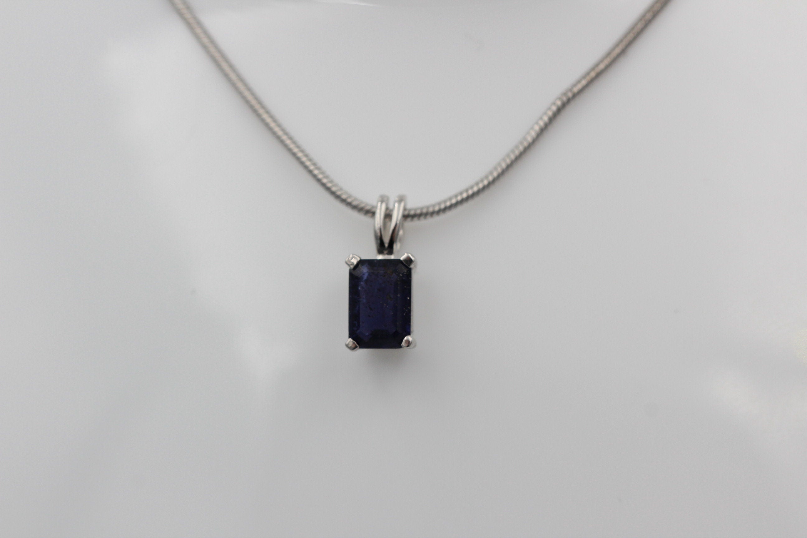 Edler 1,0 Carat Iolith Anhänger 925 Silber Baguett Wassersaphir
