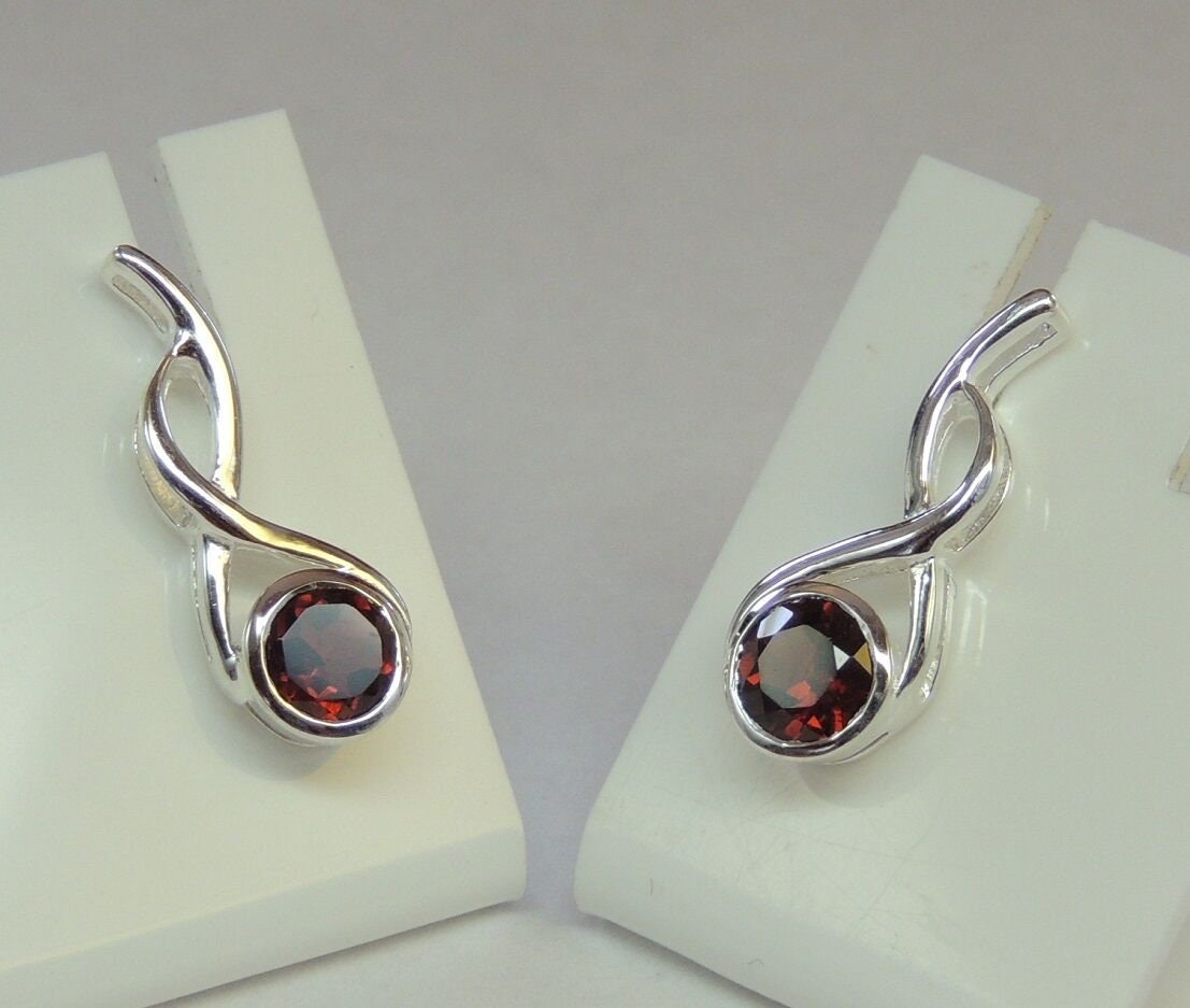 Edle 1,6 Carat leuchtende Granat Ohrstecker Ohrschmuck leuchtender Edelstein