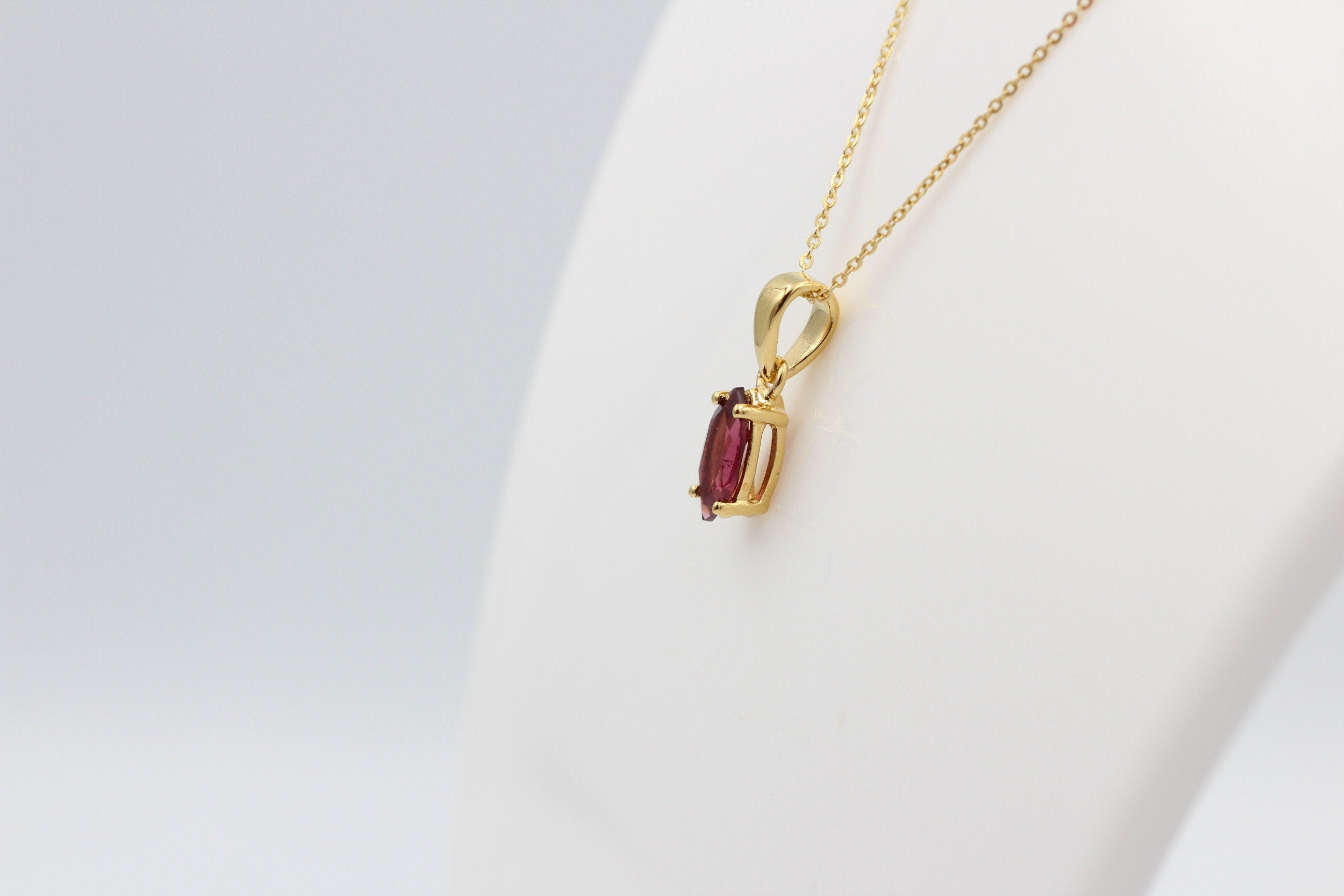 1,15 Carat Granat Anhänger Marquiseschliff 925 Silber Collier Kette vergoldet
