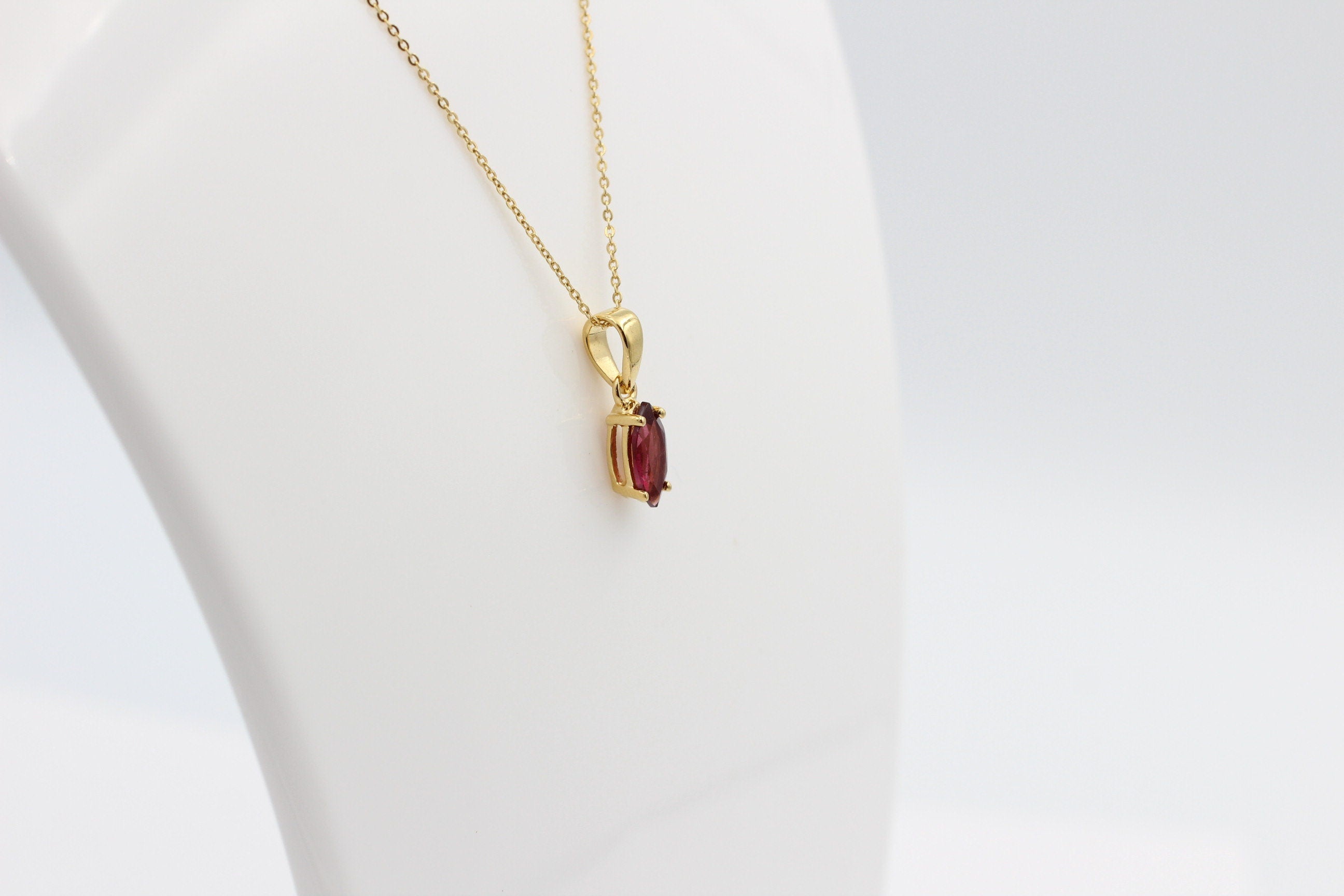 1,15 Carat Granat Anhänger Marquiseschliff 925 Silber Collier Kette vergoldet