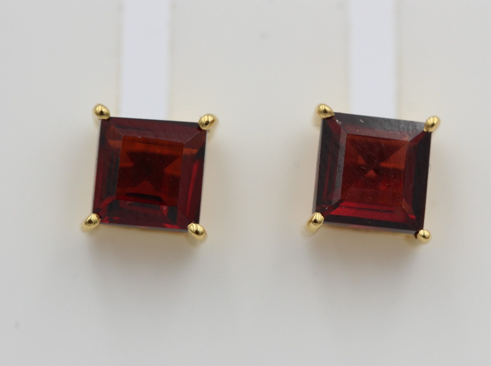 Edle 1,2 Carat Granat Ohrstecker 925 Silber vergoldet Ohrring blutroter Edelstein