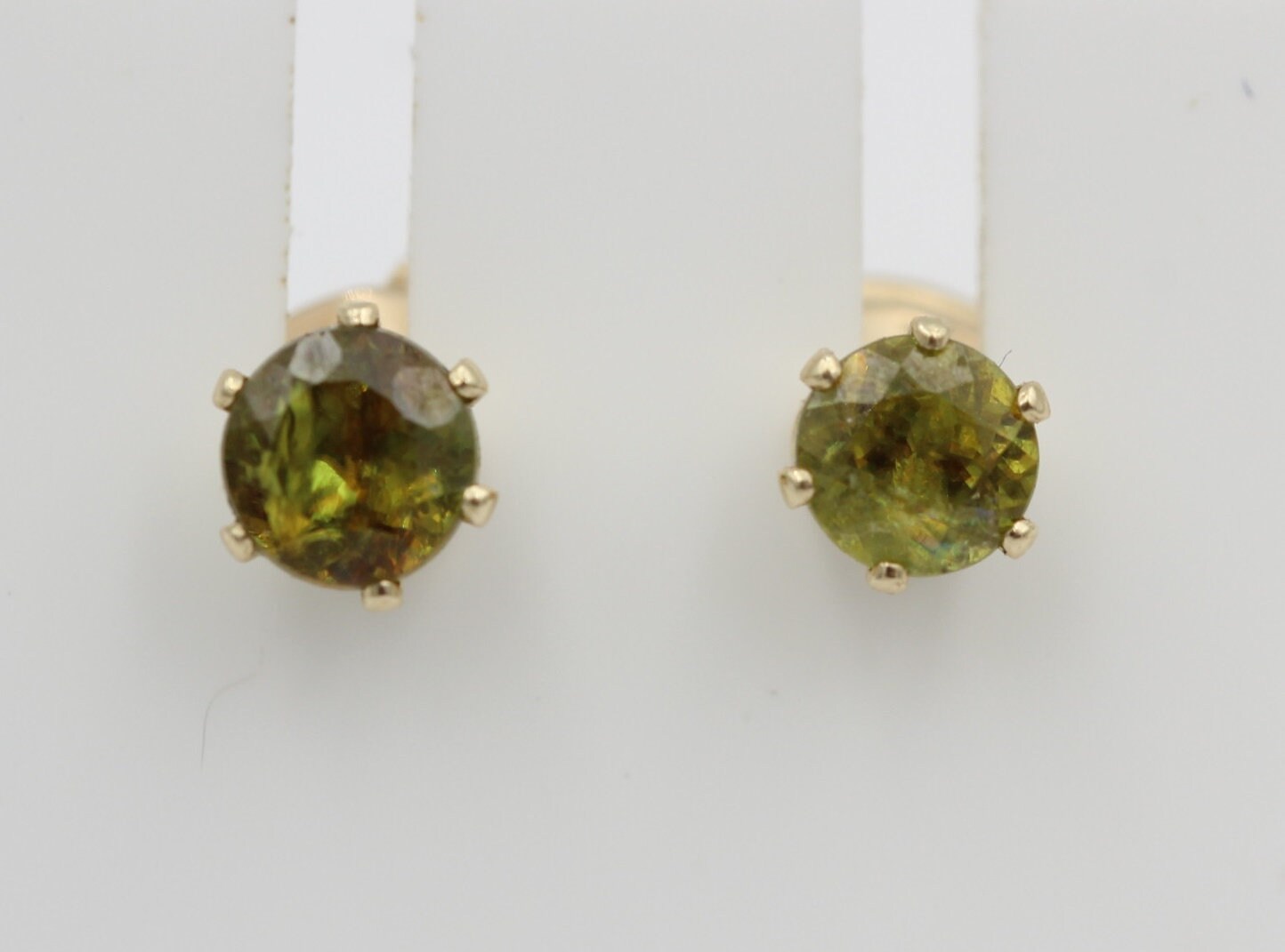 0,90  Carat waldgrüner Sphen 585 Gold Sicherheitsverschluss Titanit VS Qualit#t