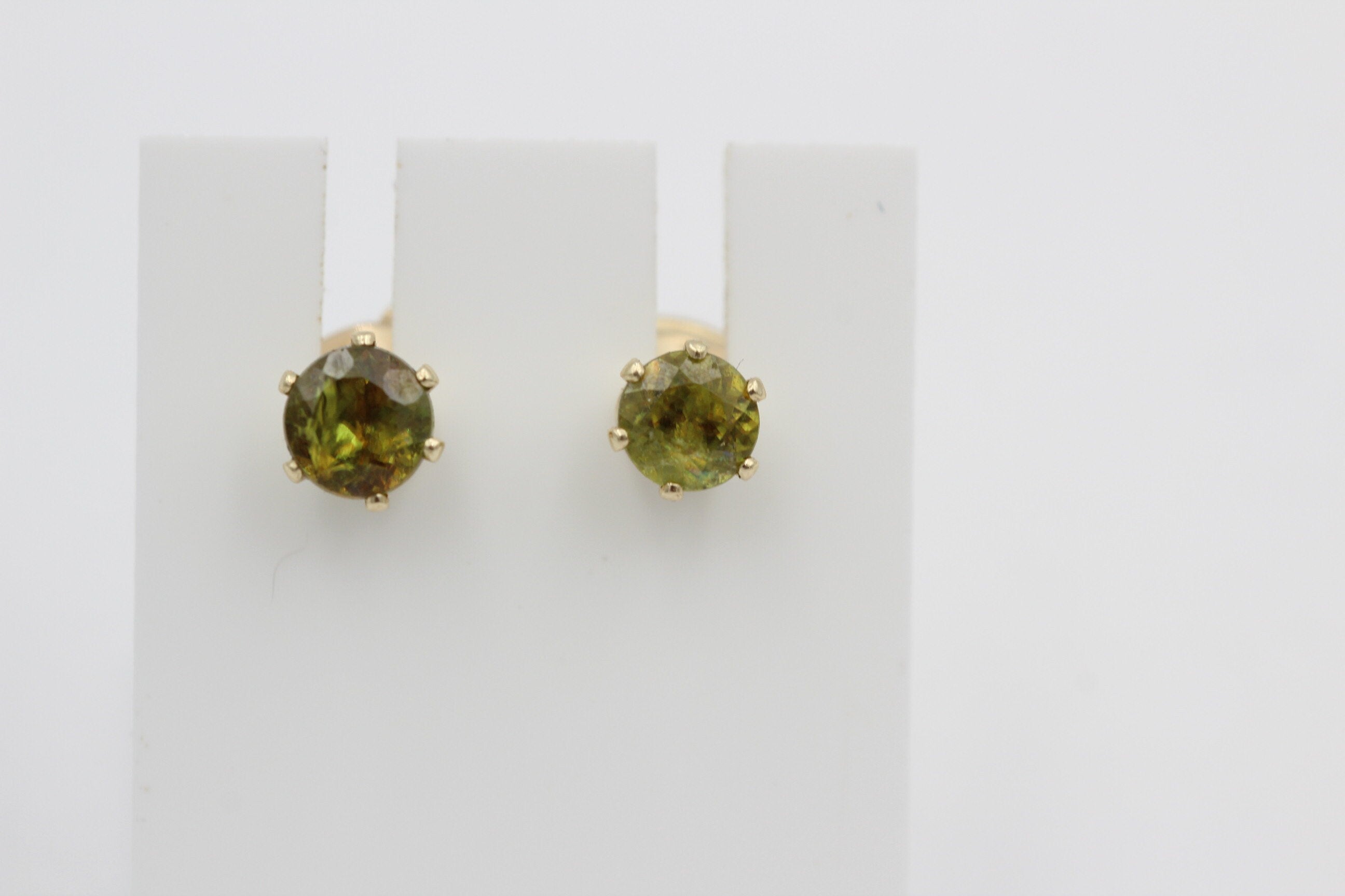 0,90  Carat waldgrüner Sphen 585 Gold Sicherheitsverschluss Titanit VS Qualit#t
