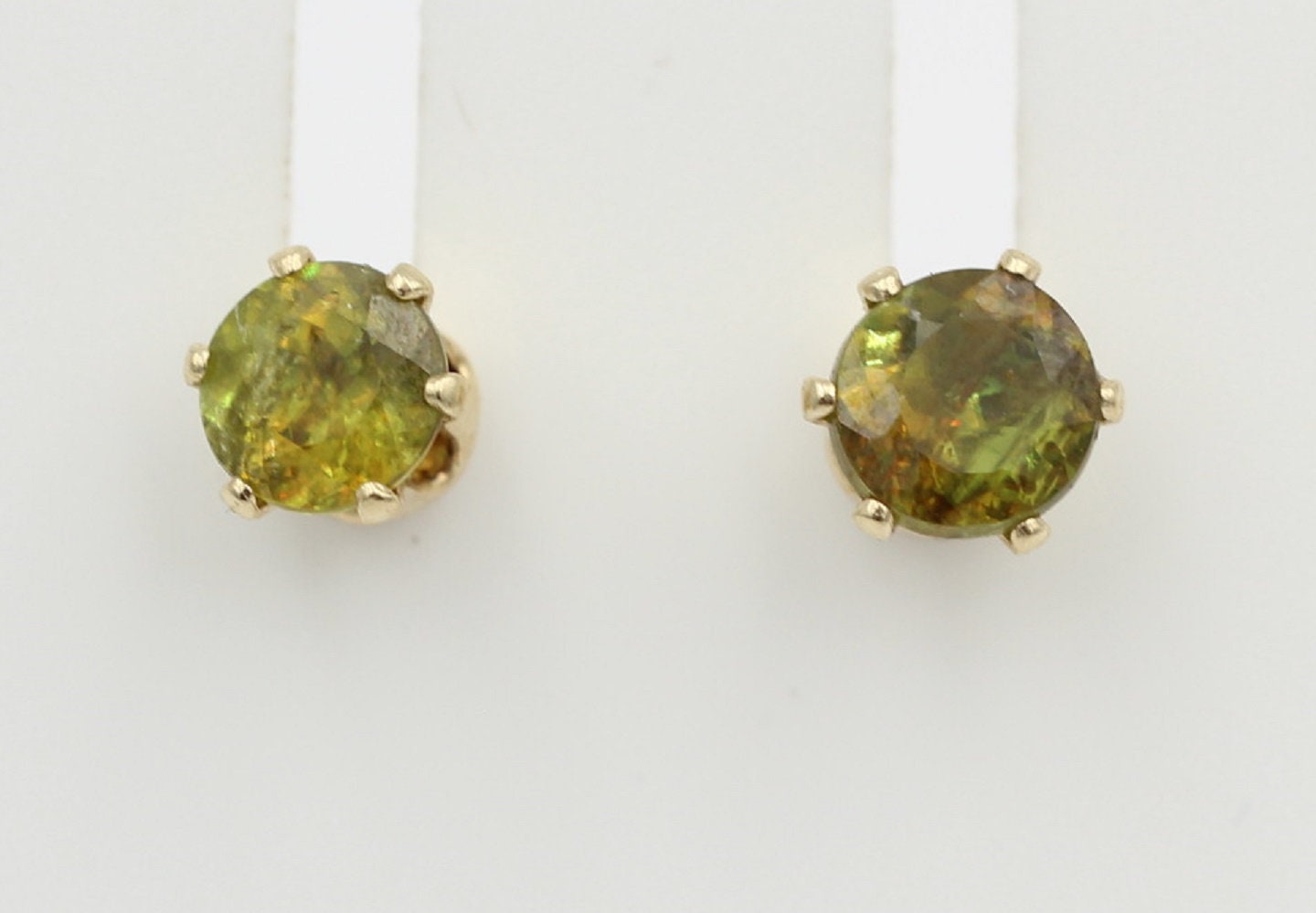 0,90  Carat waldgrüner Sphen 585 Gold Sicherheitsverschluss Titanit VS Qualit#t