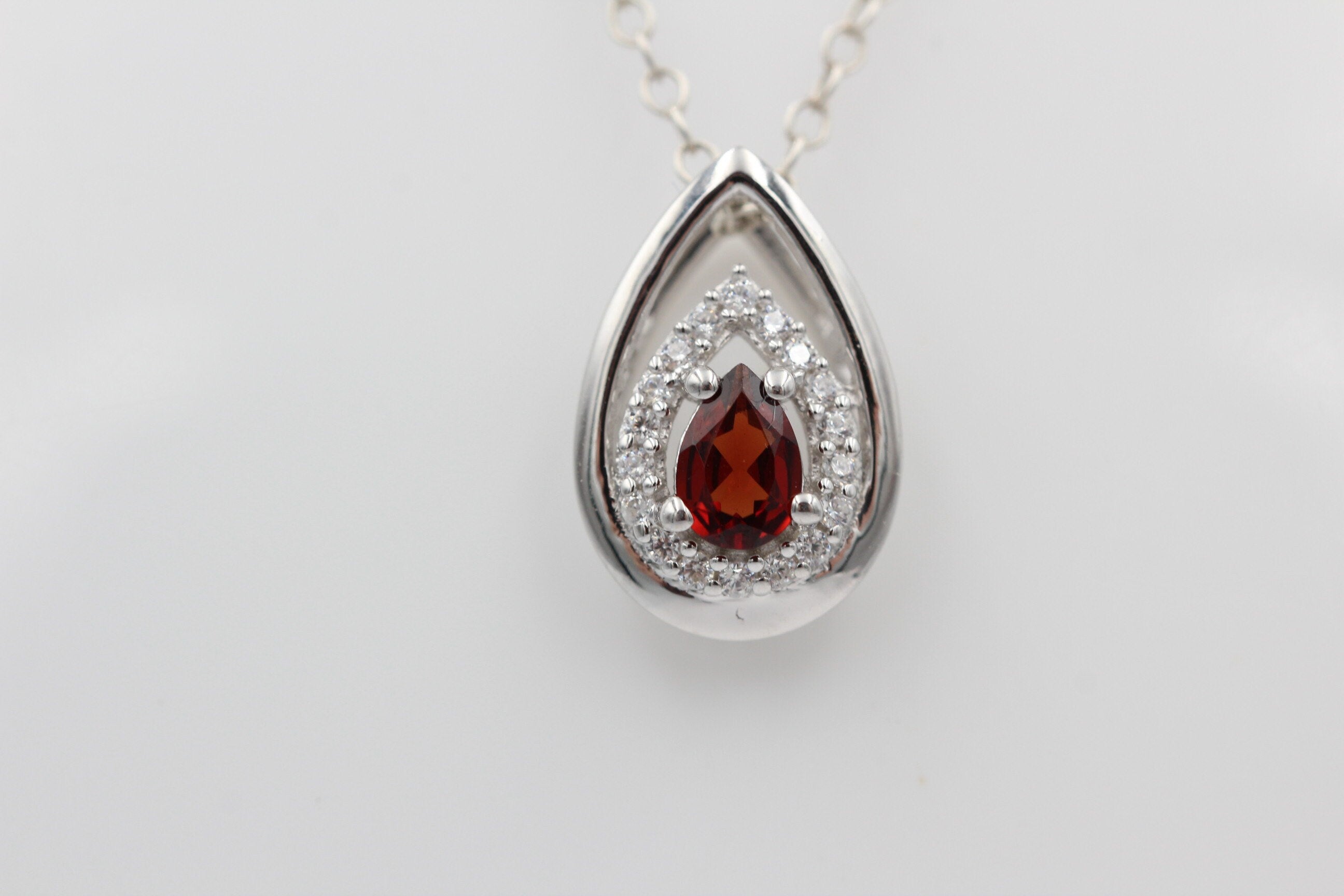 Edler 0,51 Carat Granat Anhänger 925 Silber Collier Kette blutroter Edelstein