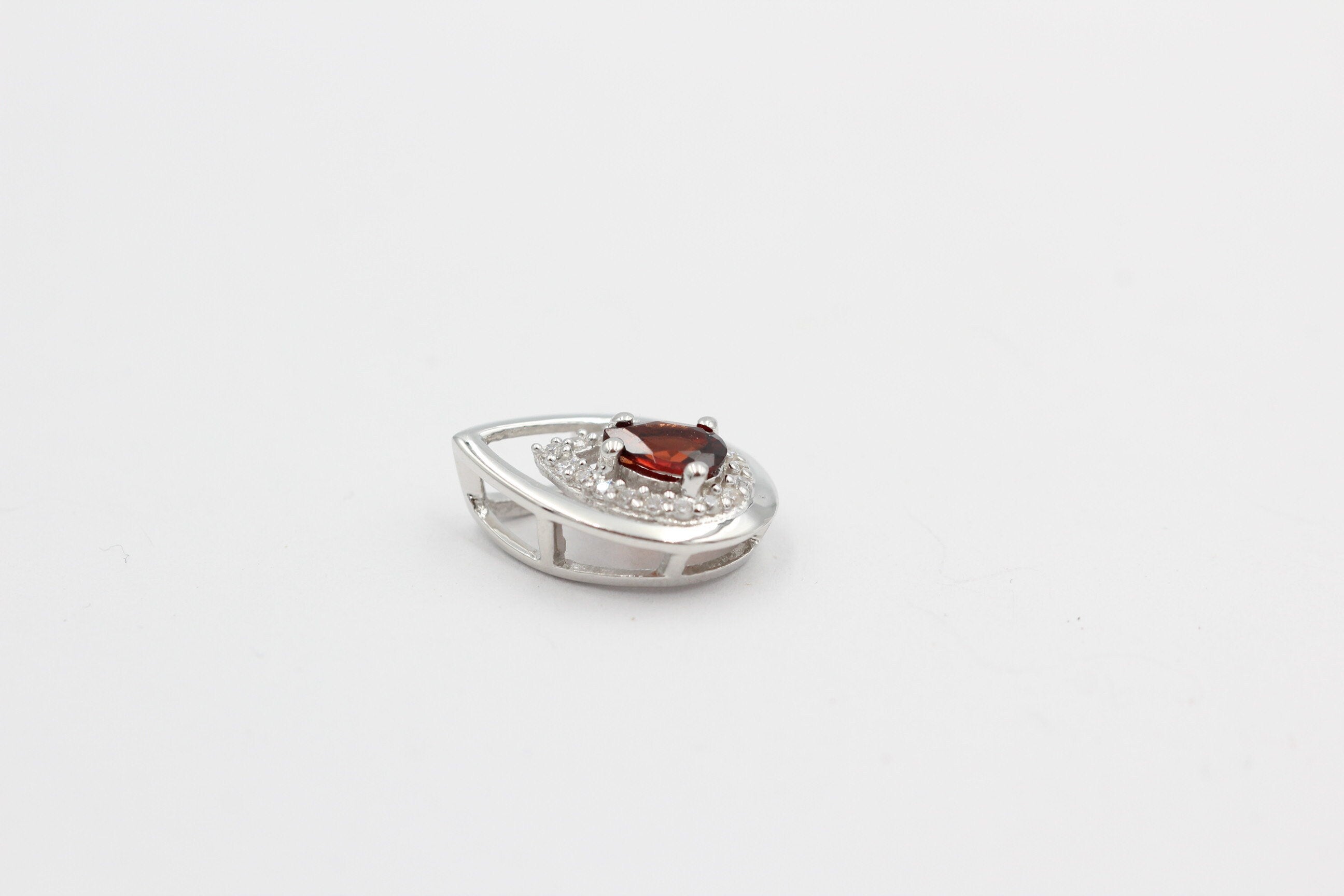 Edler 0,51 Carat Granat Anhänger 925 Silber Collier Kette blutroter Edelstein