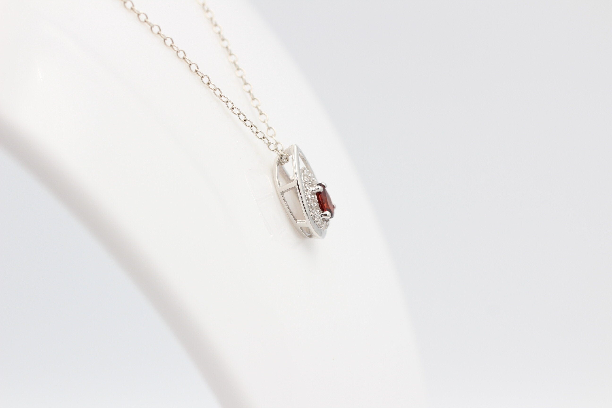Edler 0,51 Carat Granat Anhänger 925 Silber Collier Kette blutroter Edelstein