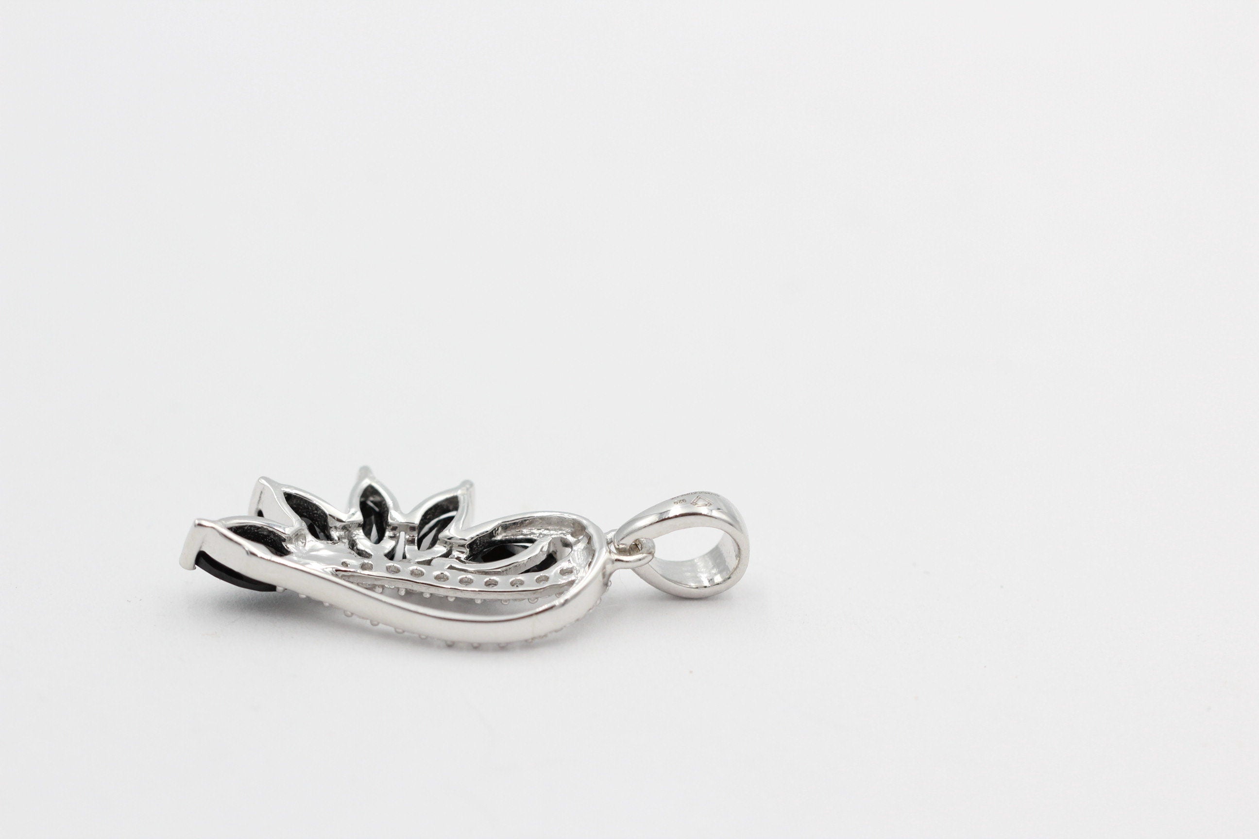 1,26 Carat schwarzer Onyx Anhänger 925 Silber Collier Kette schwarzer Edelstein