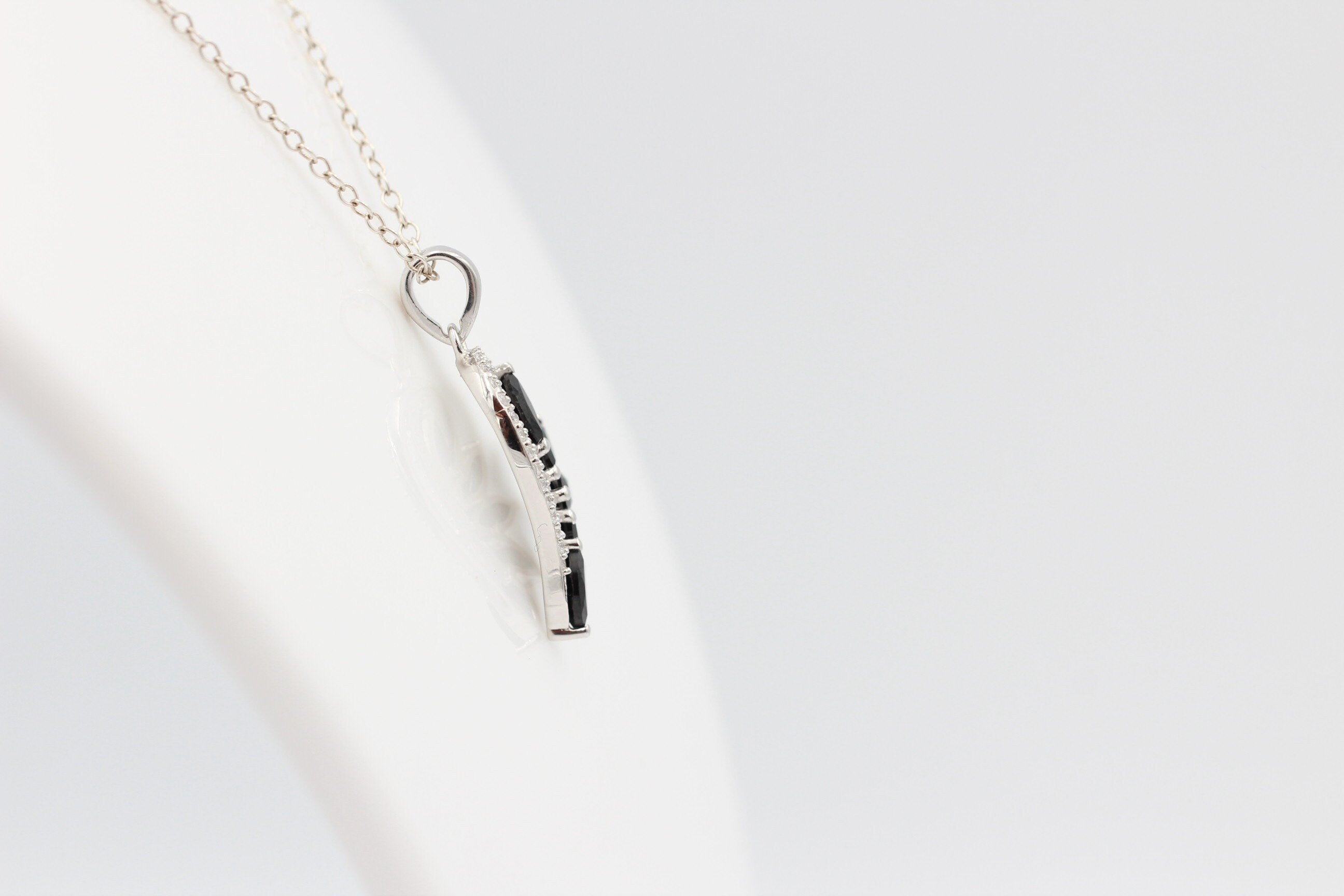 1,26 Carat schwarzer Onyx Anhänger 925 Silber Collier Kette schwarzer Edelstein