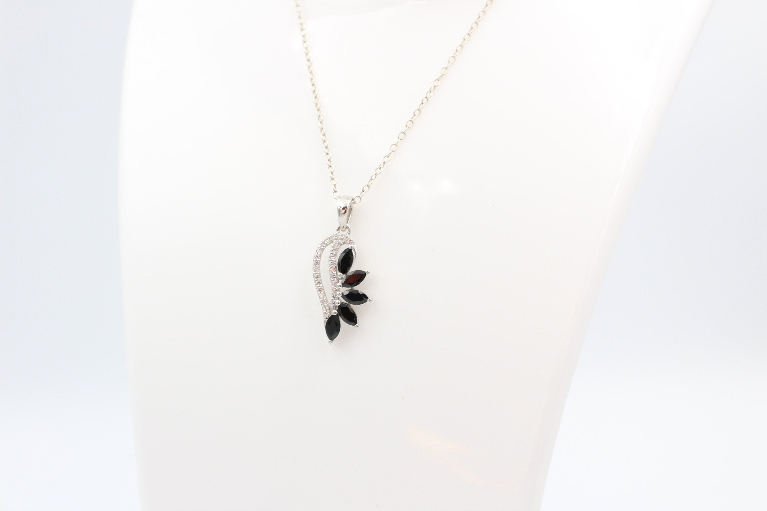 1,26 Carat schwarzer Onyx Anhänger 925 Silber Collier Kette schwarzer Edelstein