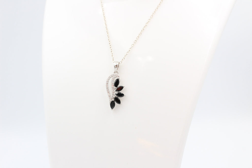 1,26 Carat schwarzer Onyx Anhänger 925 Silber Collier Kette schwarzer Edelstein