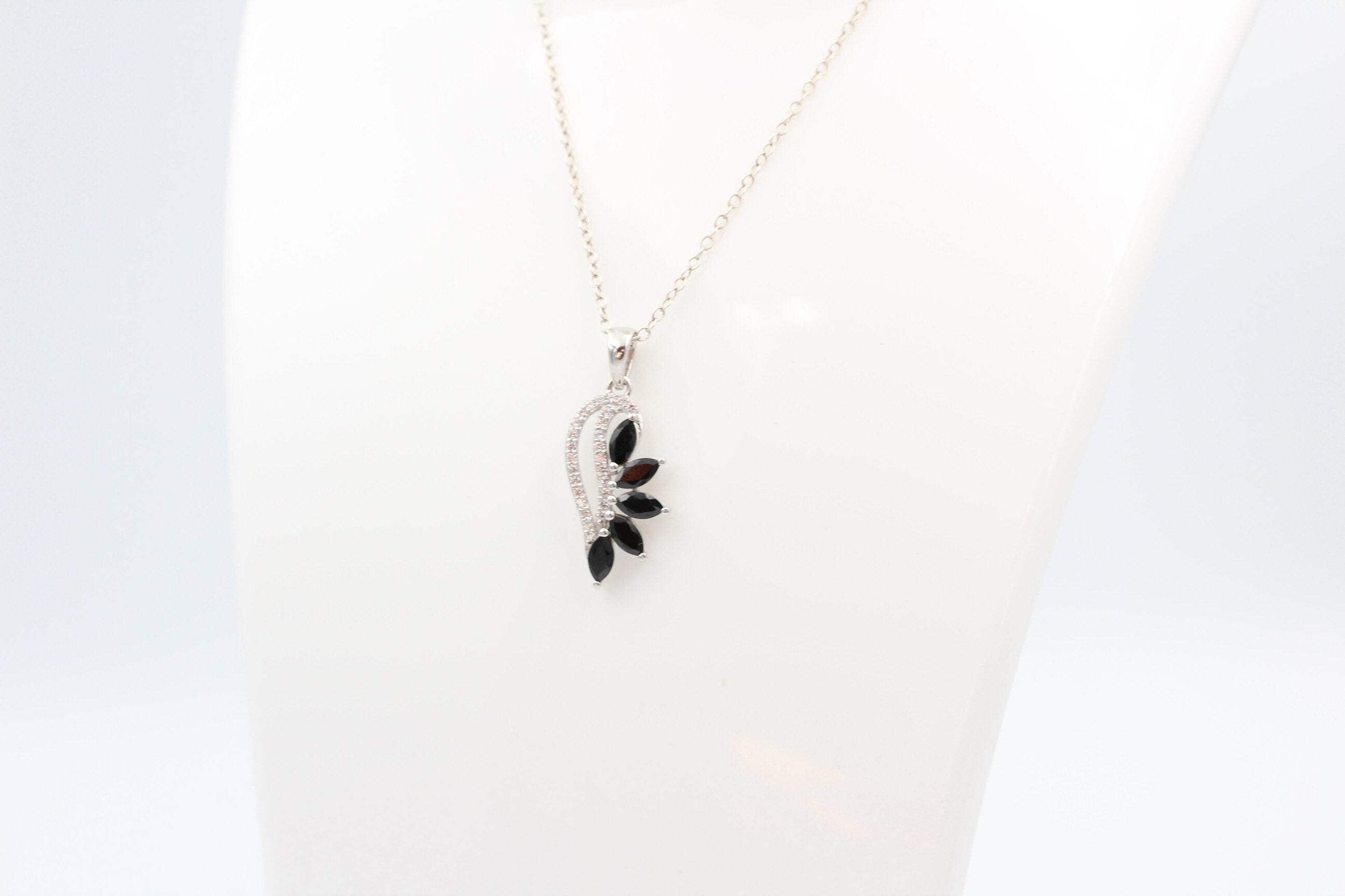 1,26 Carat schwarzer Onyx Anhänger 925 Silber Collier Kette schwarzer Edelstein