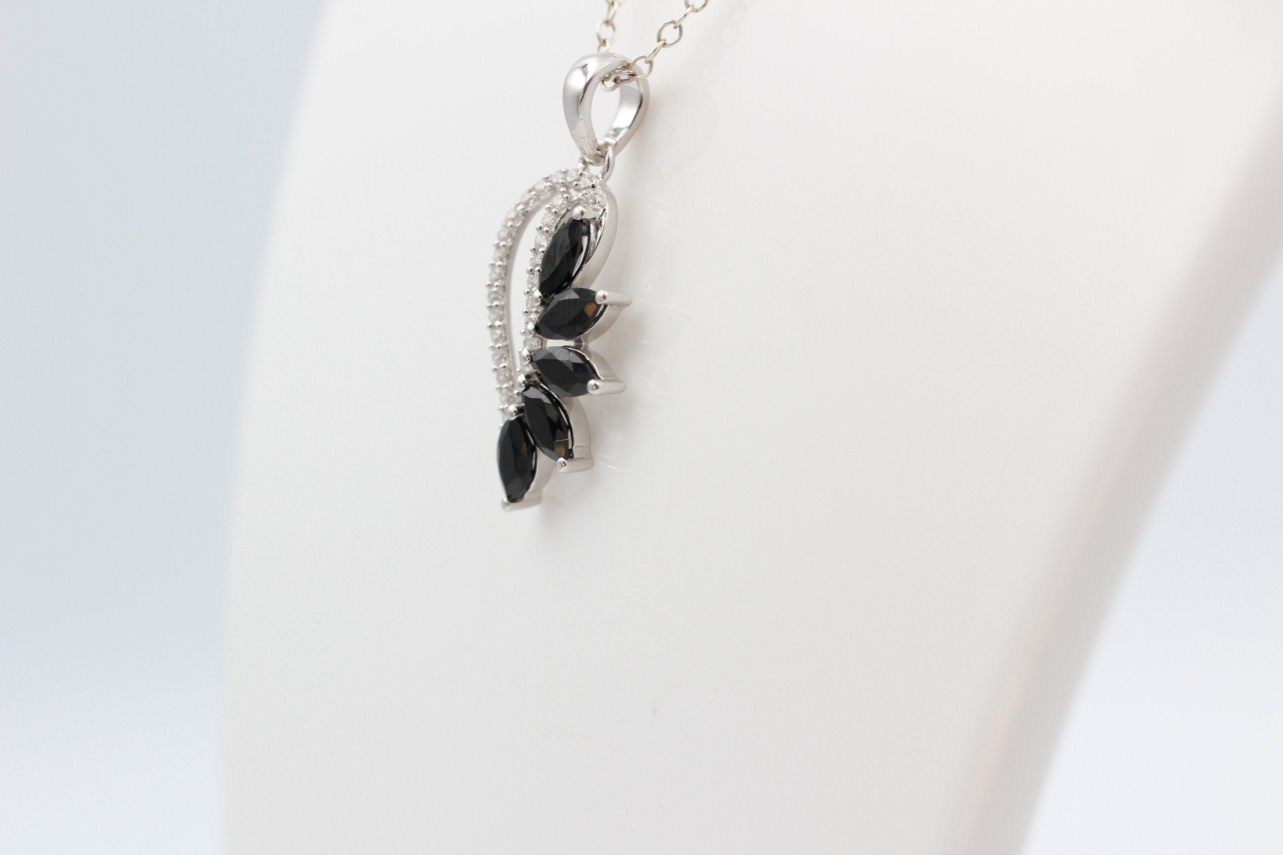 1,26 Carat schwarzer Onyx Anhänger 925 Silber Collier Kette schwarzer Edelstein