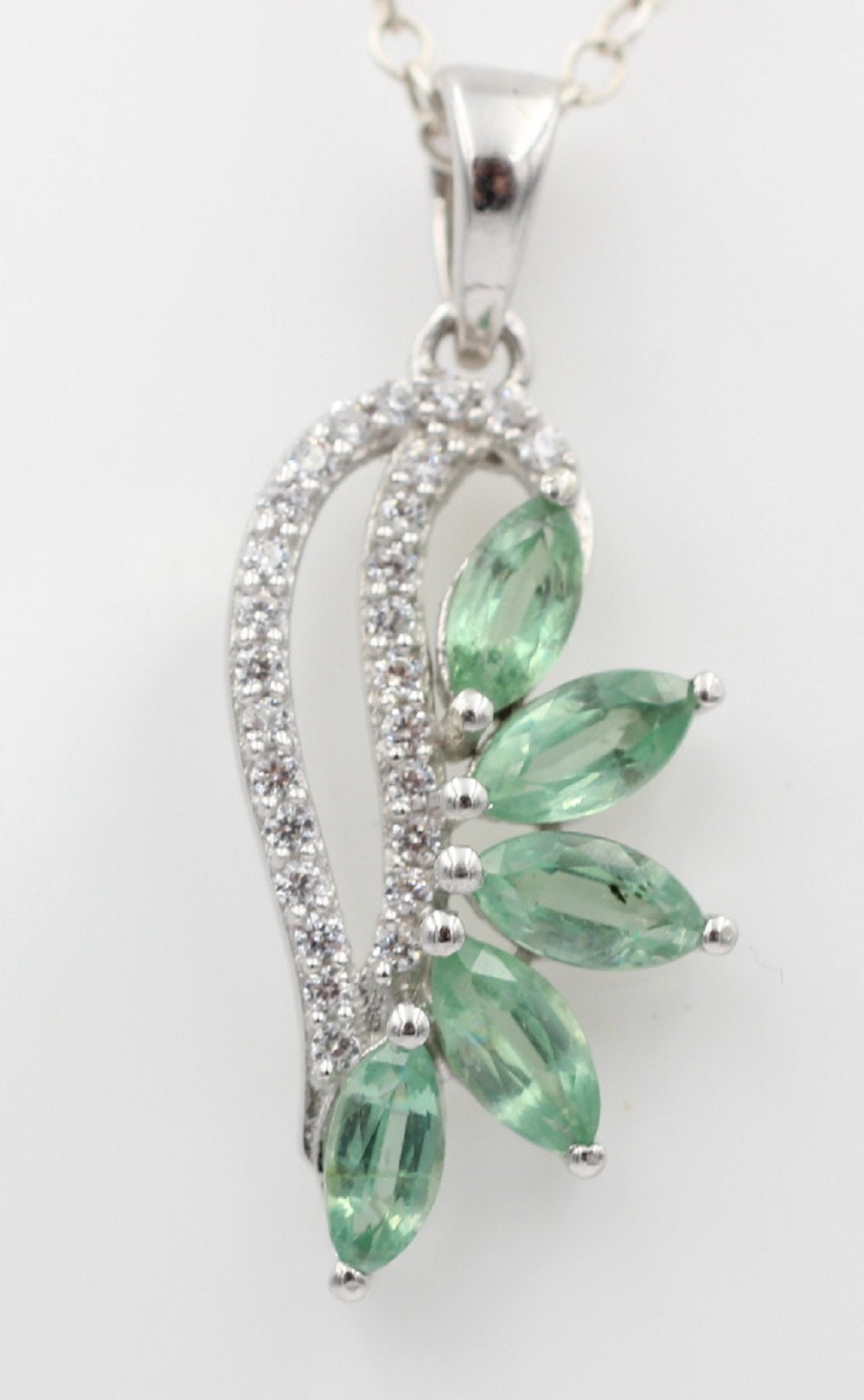 1,26 Carat grüner Kyxanit Anhänger 925 Silber Collier Kette Mintfarbener Kyanit