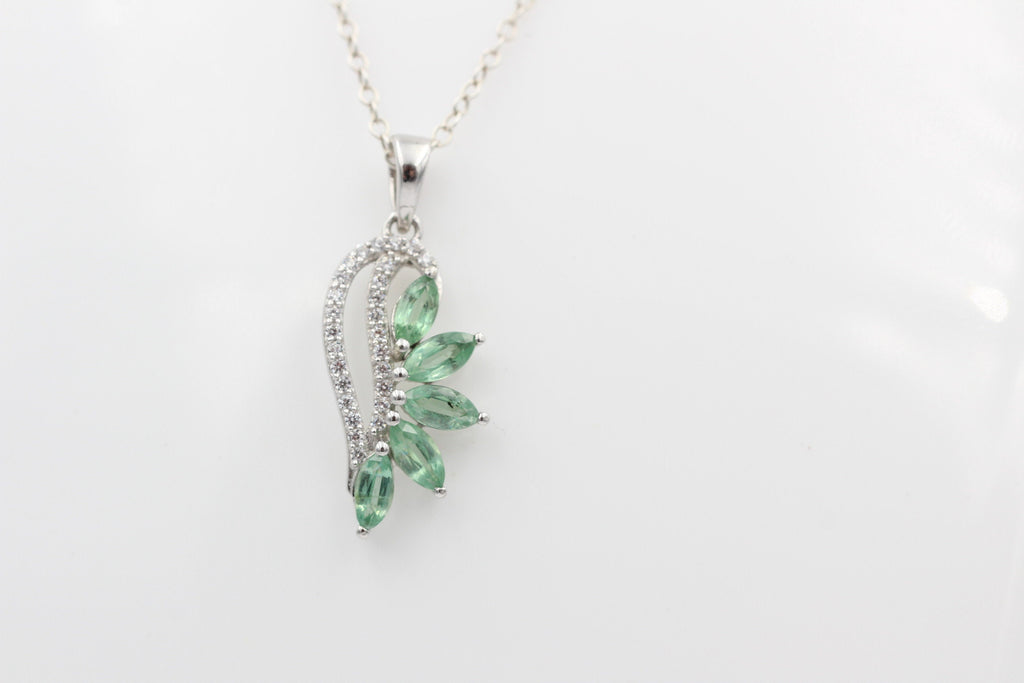1,26 Carat grüner Kyxanit Anhänger 925 Silber Collier Kette Mintfarbener Kyanit