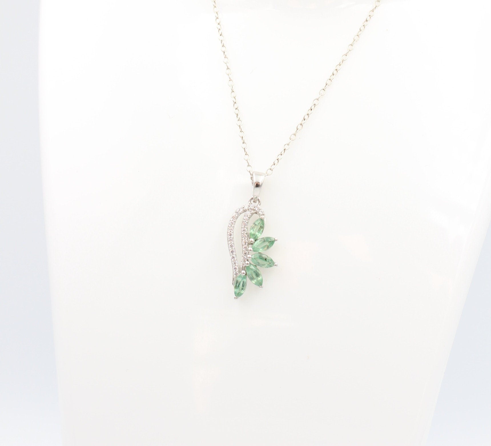 1,26 Carat grüner Kyxanit Anhänger 925 Silber Collier Kette Mintfarbener Kyanit
