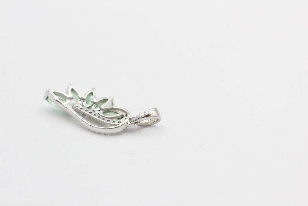 1,26 Carat grüner Kyxanit Anhänger 925 Silber Collier Kette Mintfarbener Kyanit