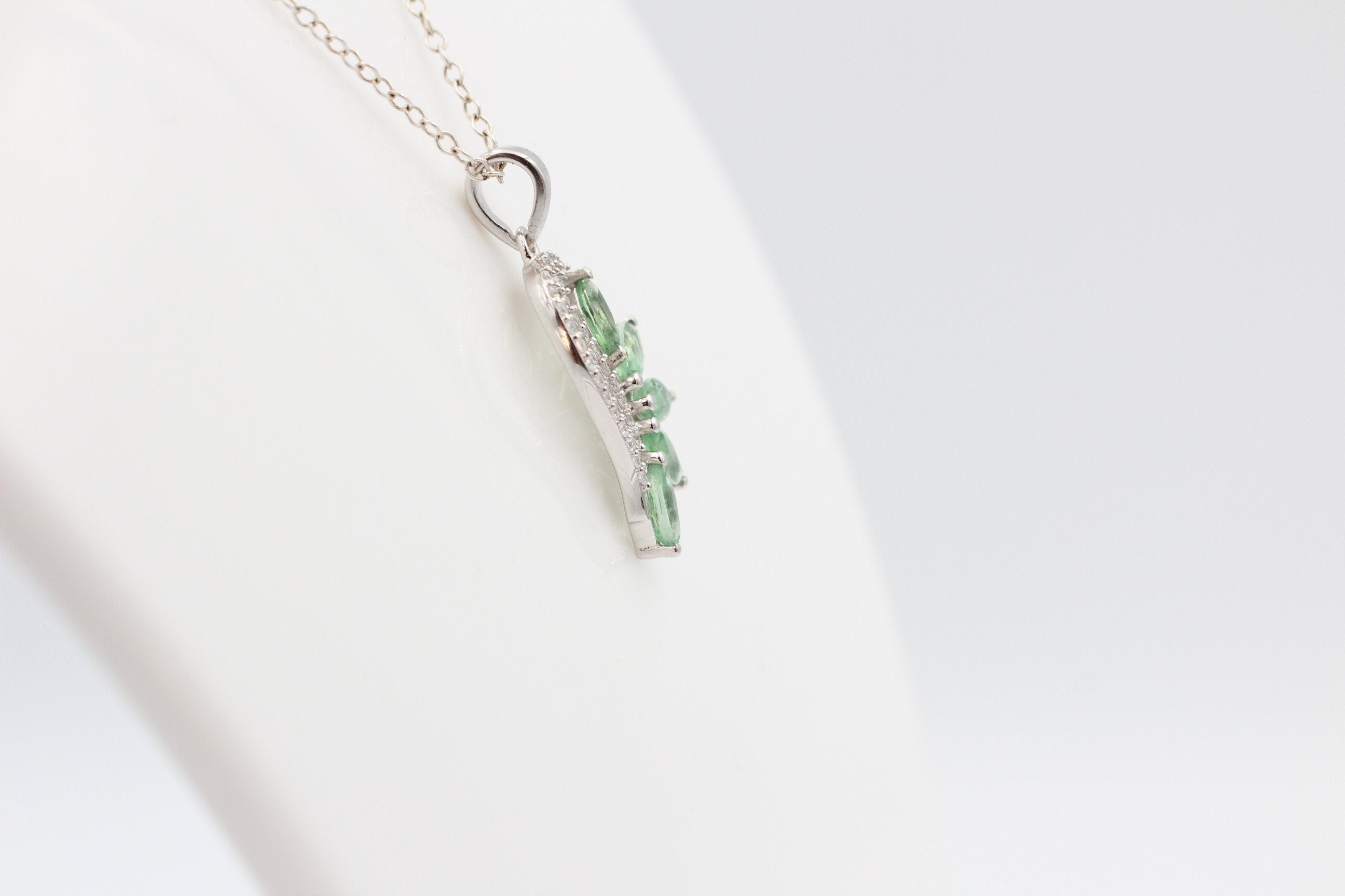 1,26 Carat grüner Kyxanit Anhänger 925 Silber Collier Kette Mintfarbener Kyanit