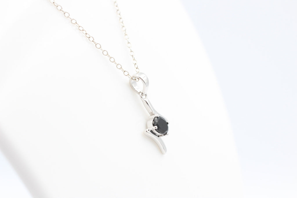 0,72 Carat schwarzer Onyx Anhänger 925 Silber Collier Kette schwarzer Edelstein