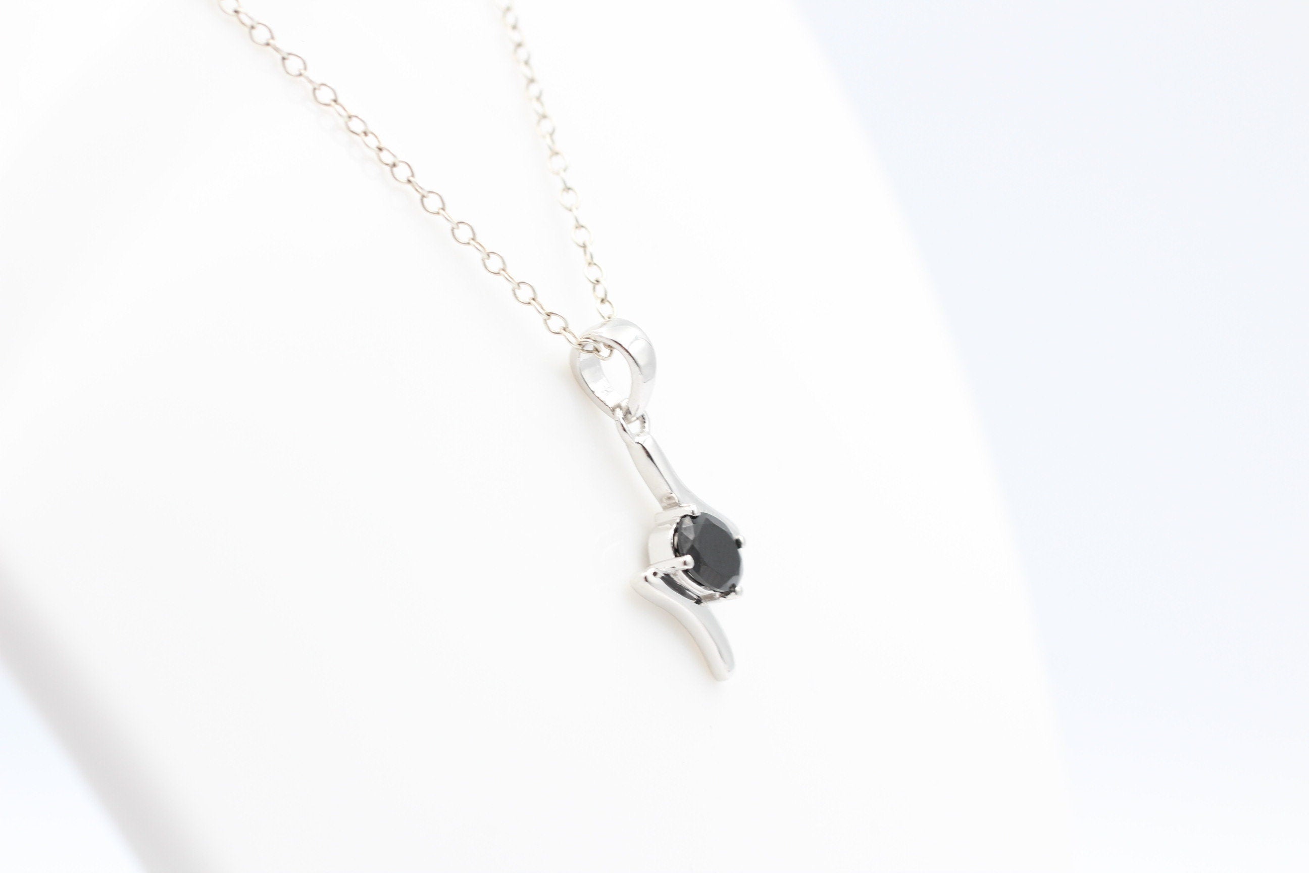 0,72 Carat schwarzer Onyx Anhänger 925 Silber Collier Kette schwarzer Edelstein