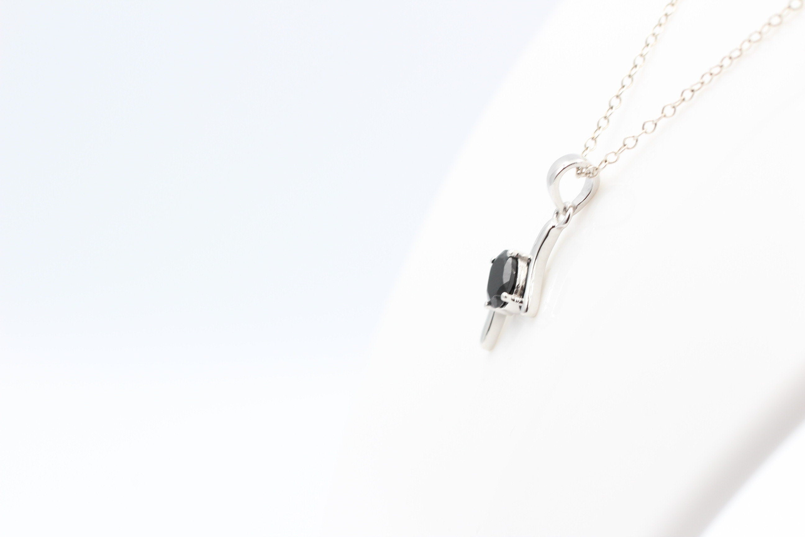 0,72 Carat schwarzer Onyx Anhänger 925 Silber Collier Kette schwarzer Edelstein