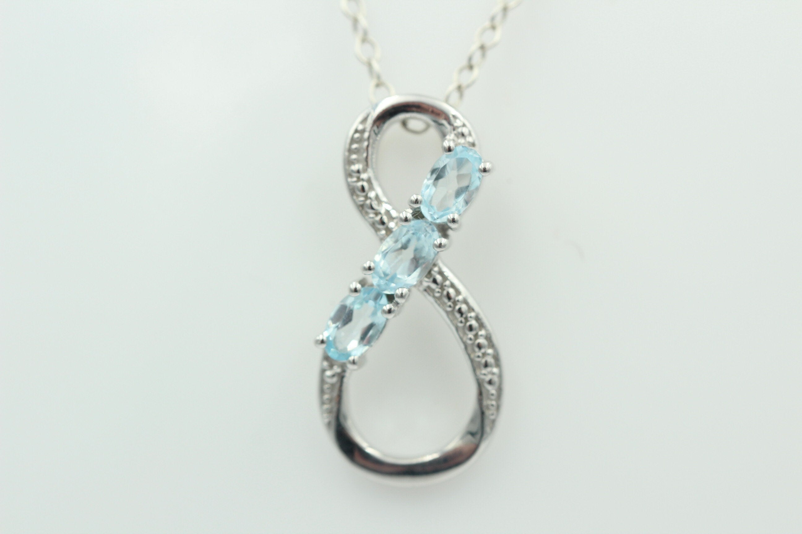 0,72 Carat Blautopas Anhänger Unendlichkeit 925 Silber Infinity