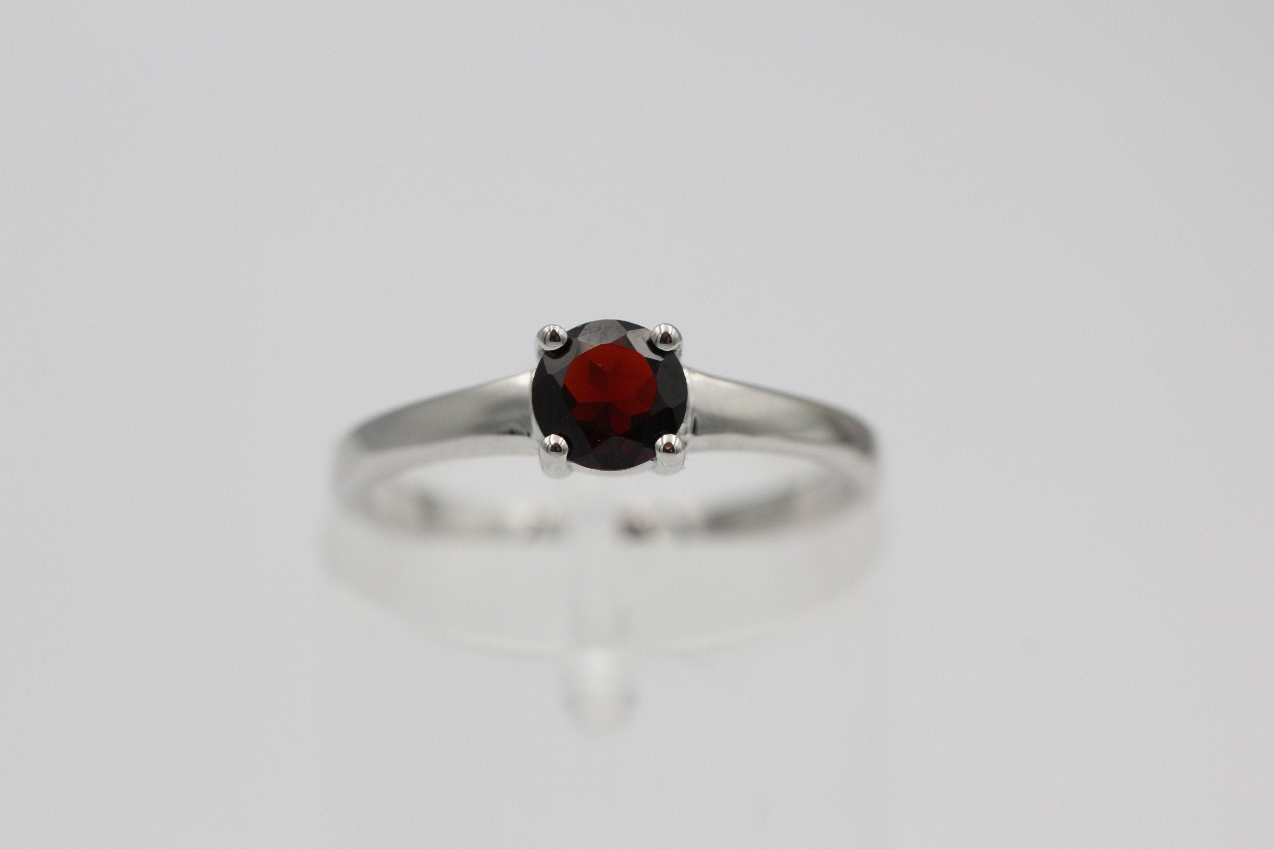 Edler 1,15 Carat Granat Ring 925 Silber Fingerring blutrot  9 / 16 / 60