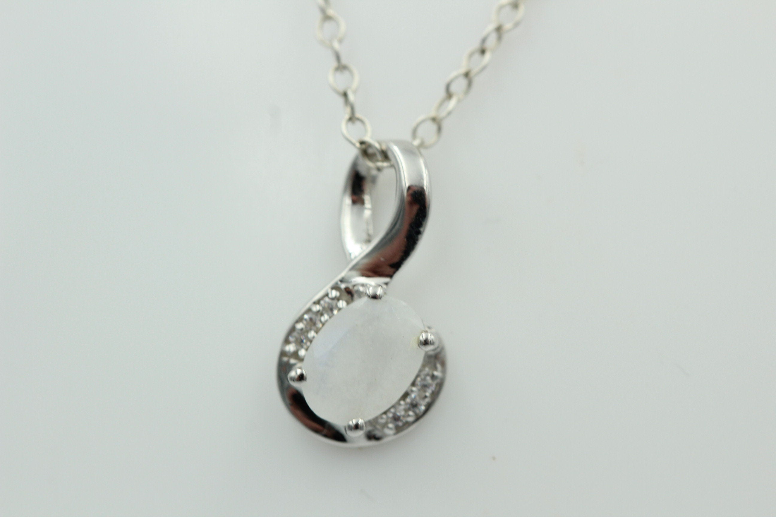 1,12 Carat Regenbogen Mondstein Anhänger 925 Silber Collier Kette mit Zirkonia