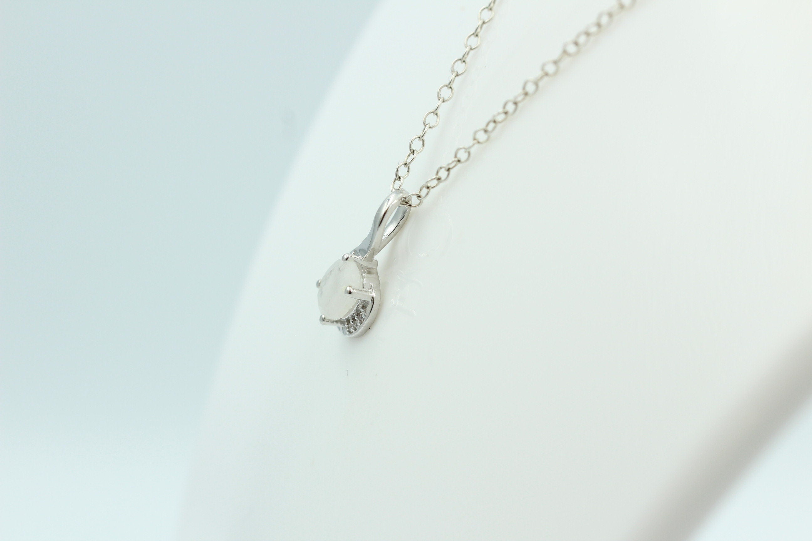 1,12 Carat Regenbogen Mondstein Anhänger 925 Silber Collier Kette mit Zirkonia