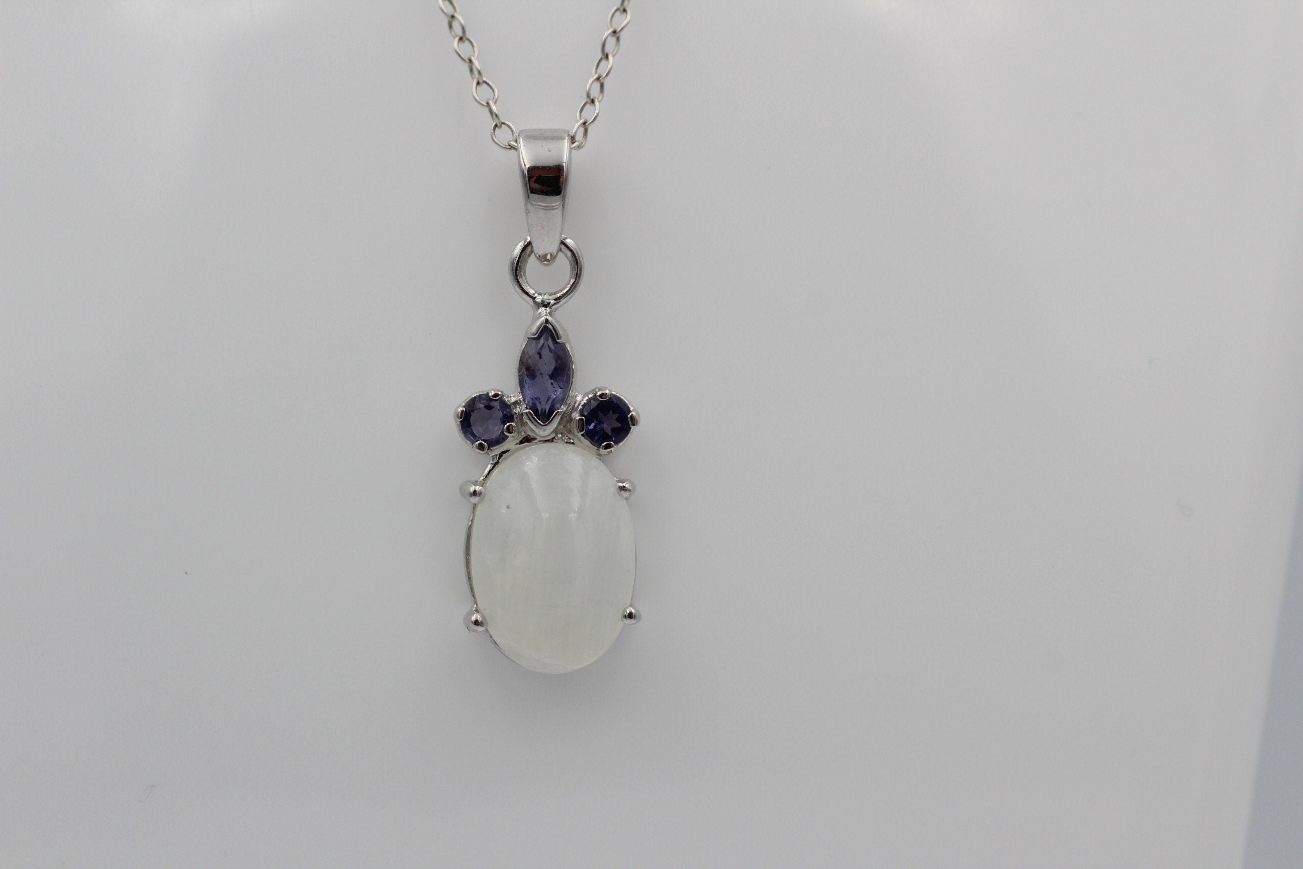 6,25 Carat Mondstein Iolith Anhänger 925 Silber Collier Kette Wassersaphir Top