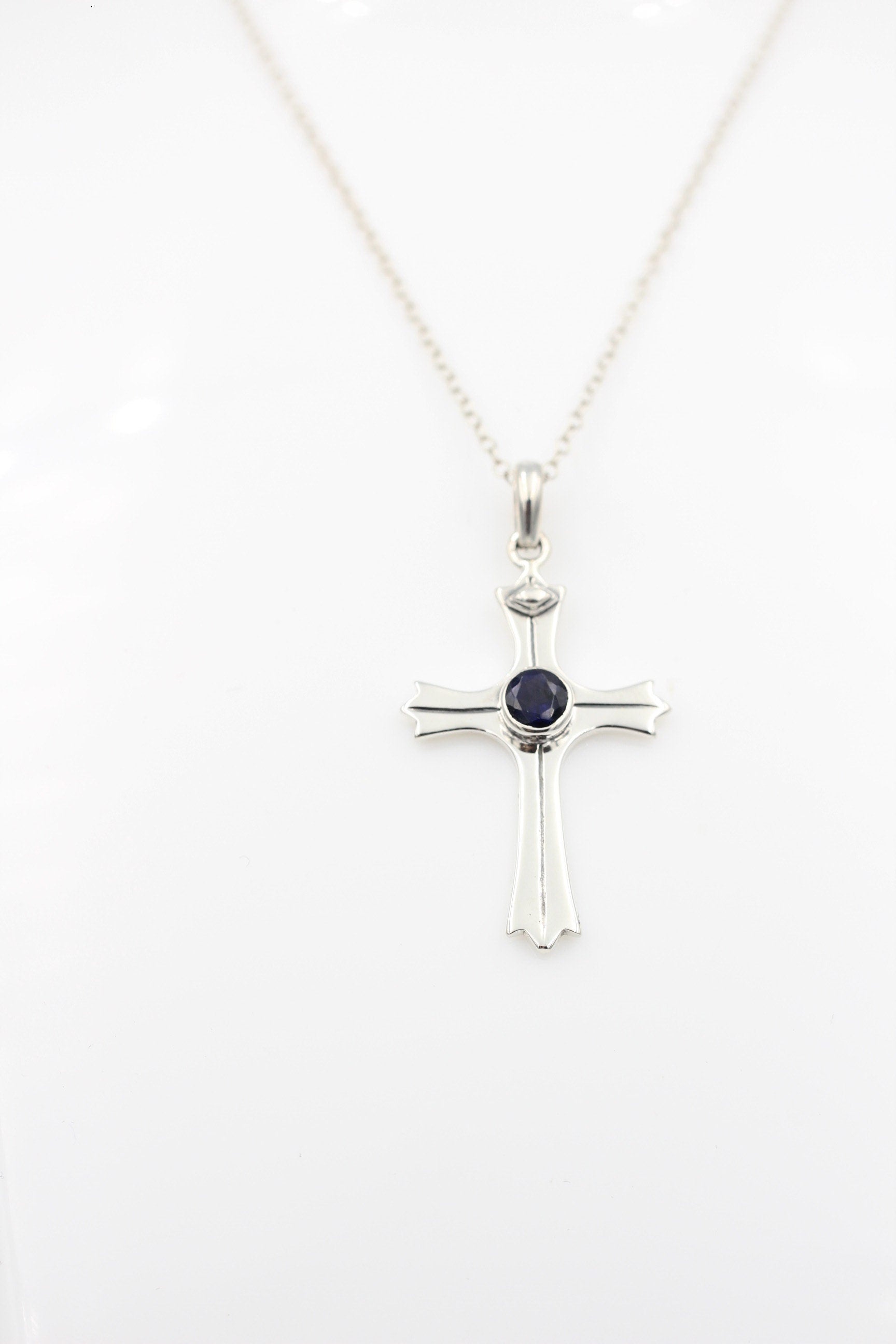 0,36 Carat Iolith Kreuz Anhänger 925 Silber Wassersaphir Luchssaphir