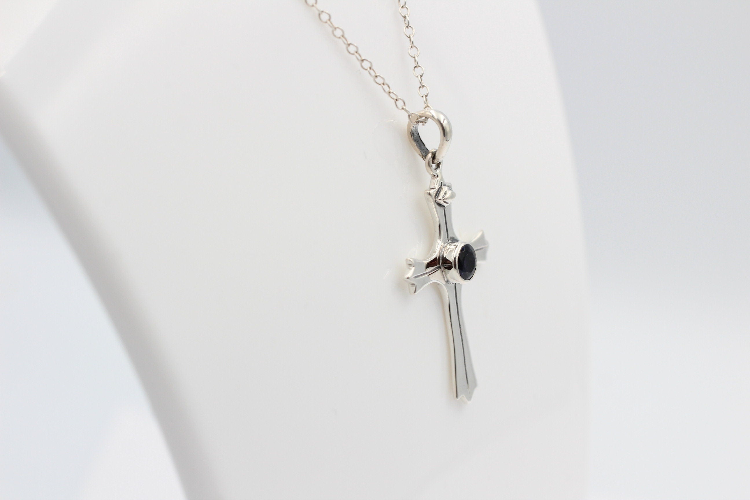 0,36 Carat Iolith Kreuz Anhänger 925 Silber Wassersaphir Luchssaphir