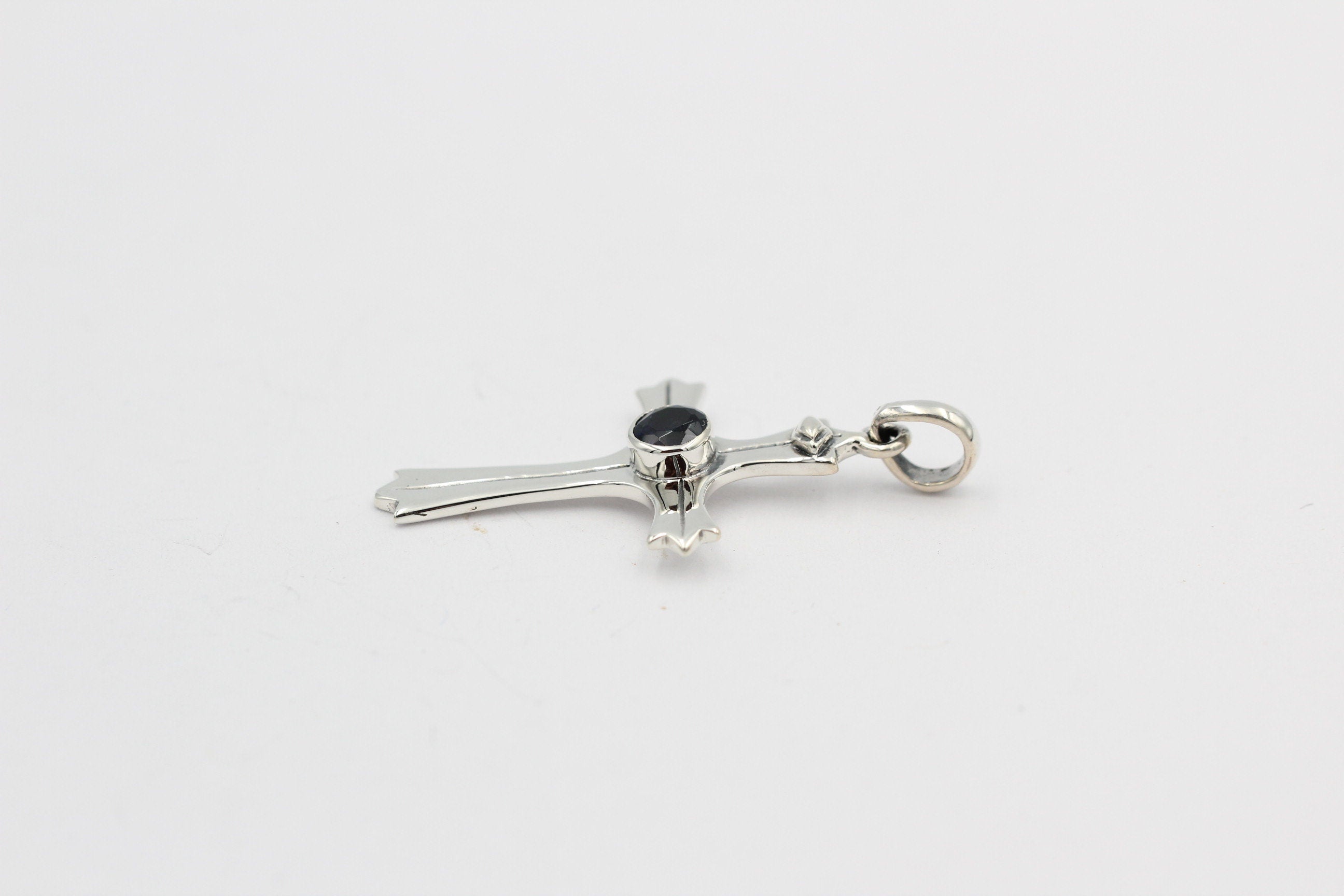 0,36 Carat Iolith Kreuz Anhänger 925 Silber Wassersaphir Luchssaphir