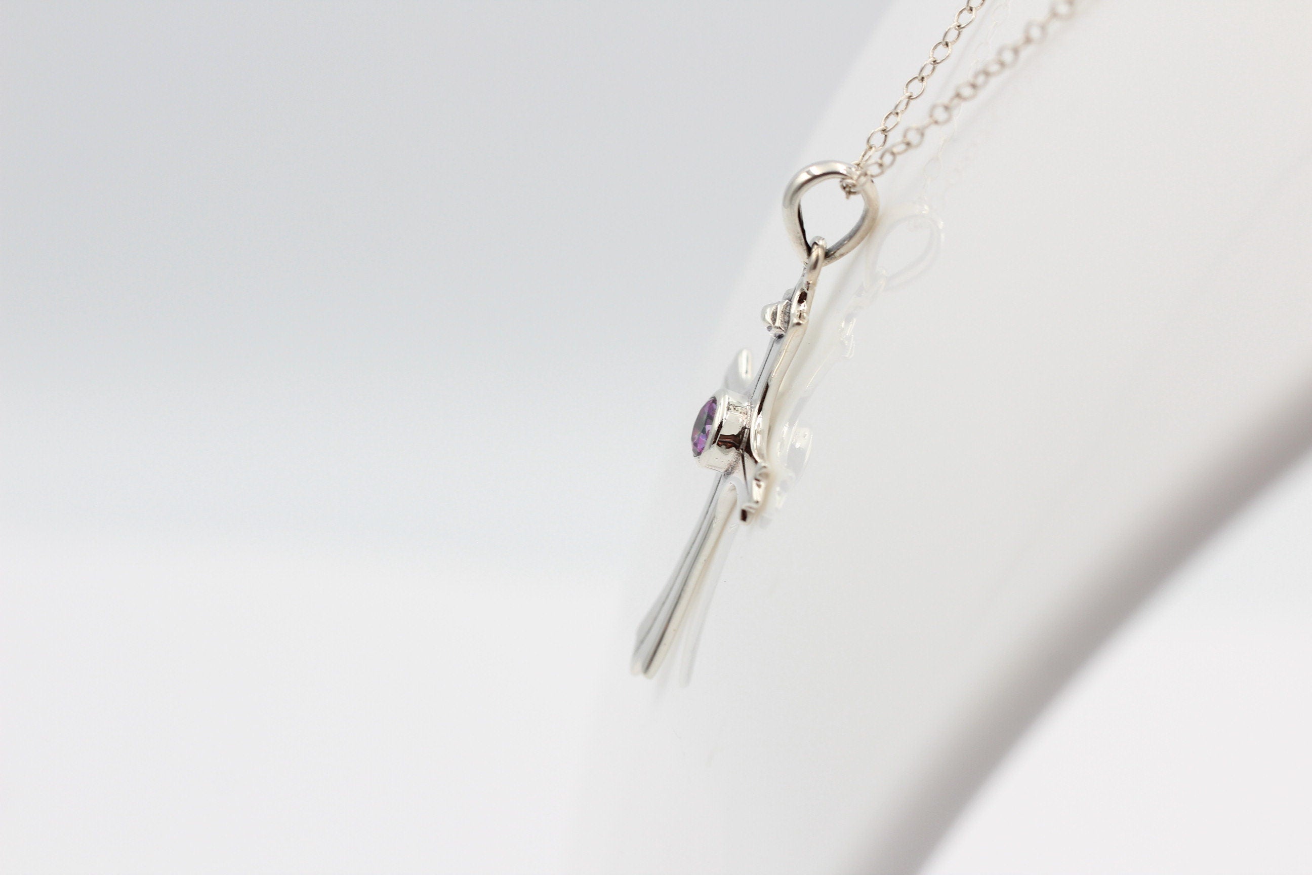 0,36 Carat Iolith Kreuz Anhänger 925 Silber Wassersaphir Luchssaphir